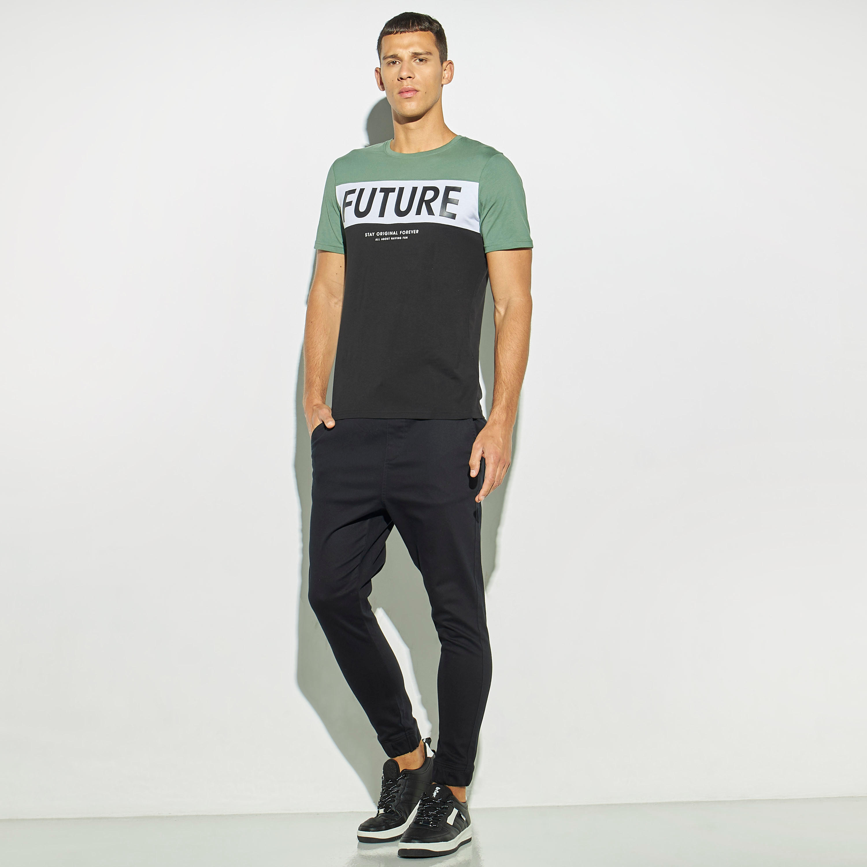 تيشيرت بأكمام قصيرة وياقة ضيقة وطبعات-men-clothing-tshirtsandpolos-tshirts-image-2