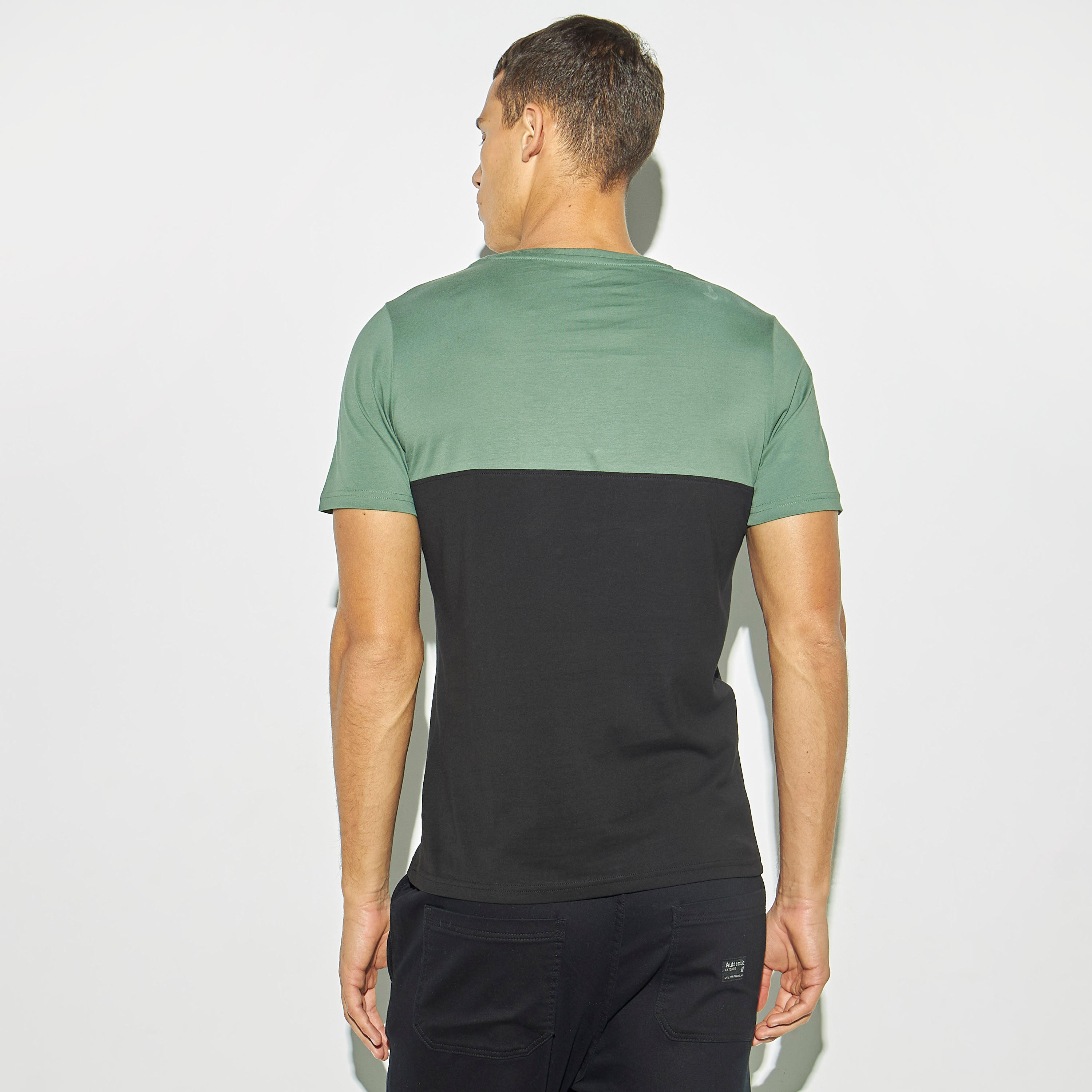 تيشيرت بأكمام قصيرة وياقة ضيقة وطبعات-men-clothing-tshirtsandpolos-tshirts-image-3