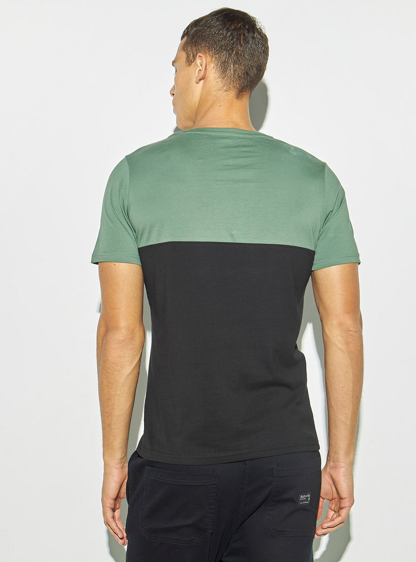 تيشيرت بأكمام قصيرة وياقة ضيقة وطبعات-men-clothing-tshirtsandpolos-tshirts-image-3