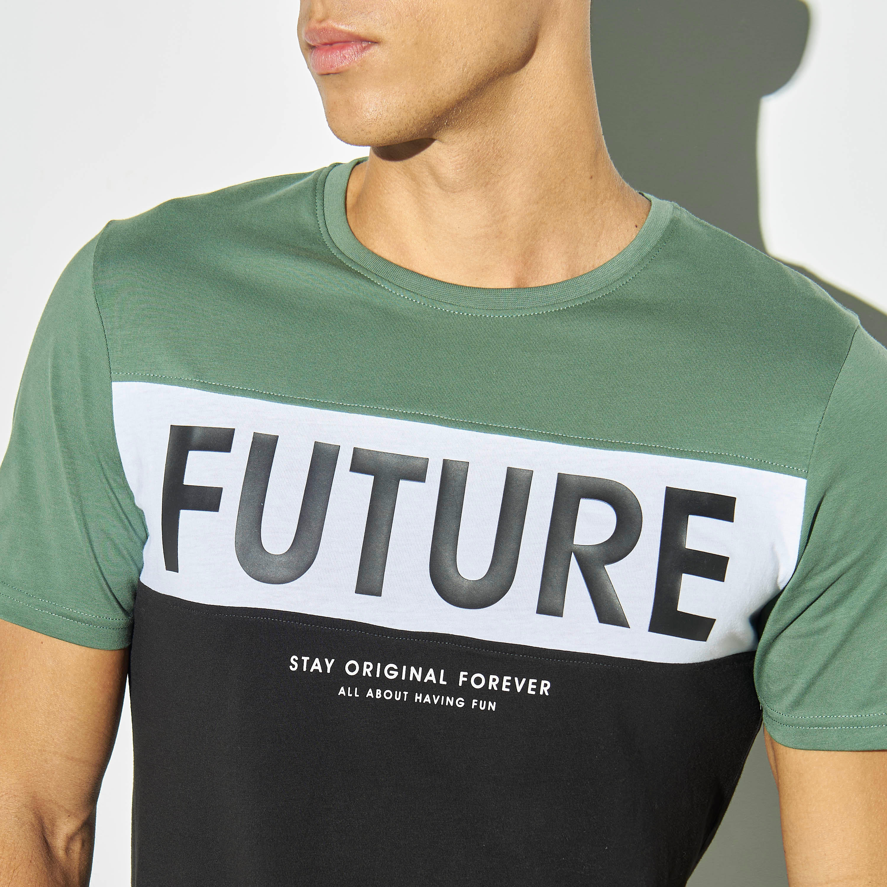 تيشيرت بأكمام قصيرة وياقة ضيقة وطبعات-men-clothing-tshirtsandpolos-tshirts-image-4