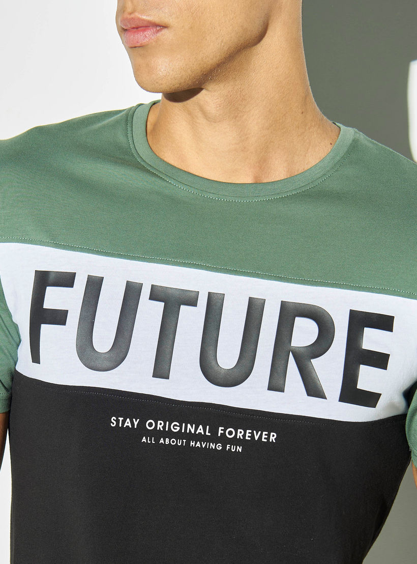تيشيرت بأكمام قصيرة وياقة ضيقة وطبعات-men-clothing-tshirtsandpolos-tshirts-image-4