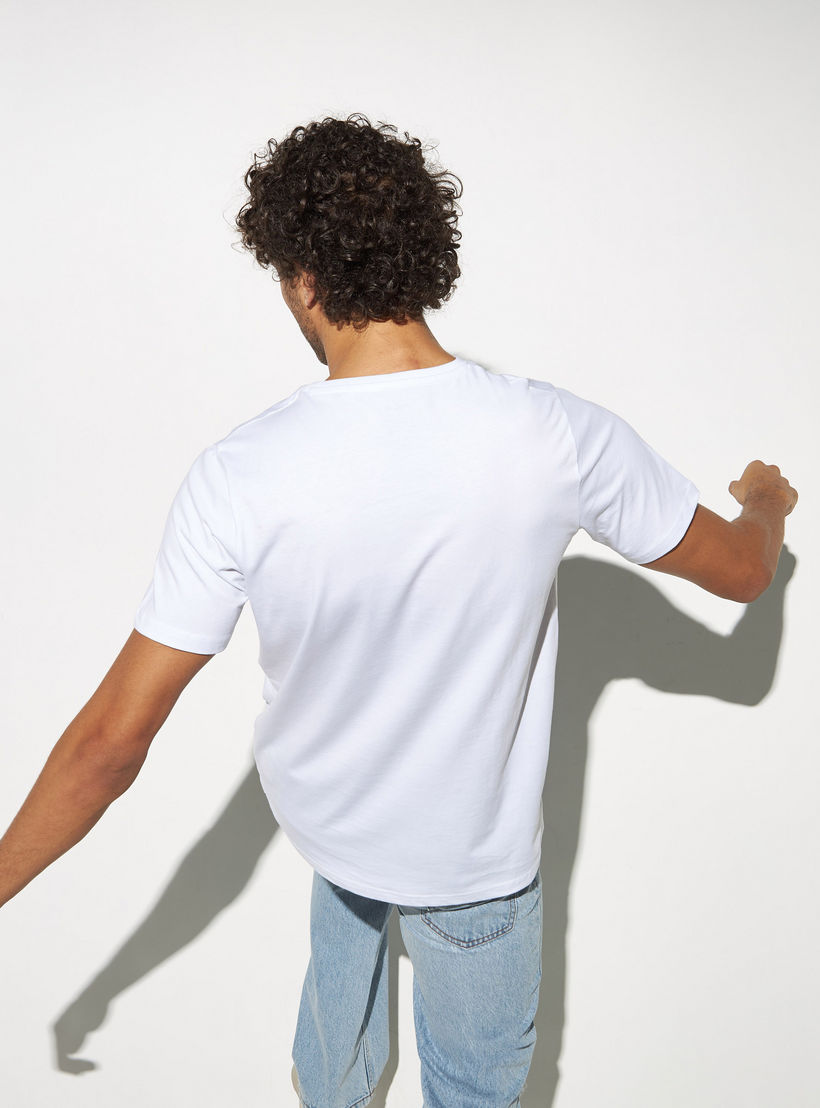 تيشيرت بياقة ضيقة وأكمام قصيرة وطبعات-men-clothing-tshirtsandpolos-tshirts-image-3