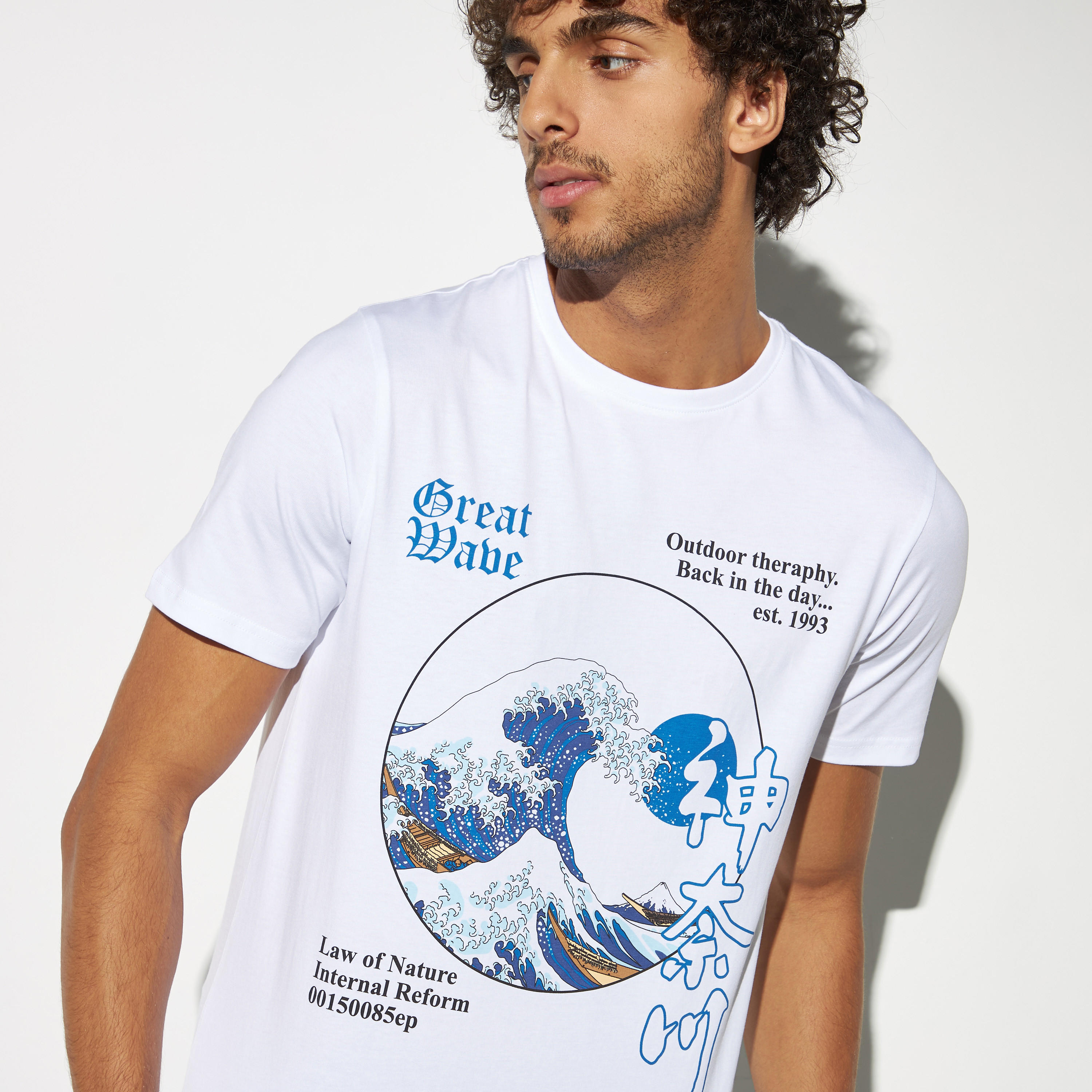 تيشيرت بياقة ضيقة وأكمام قصيرة وطبعات-men-clothing-tshirtsandpolos-tshirts-image-2
