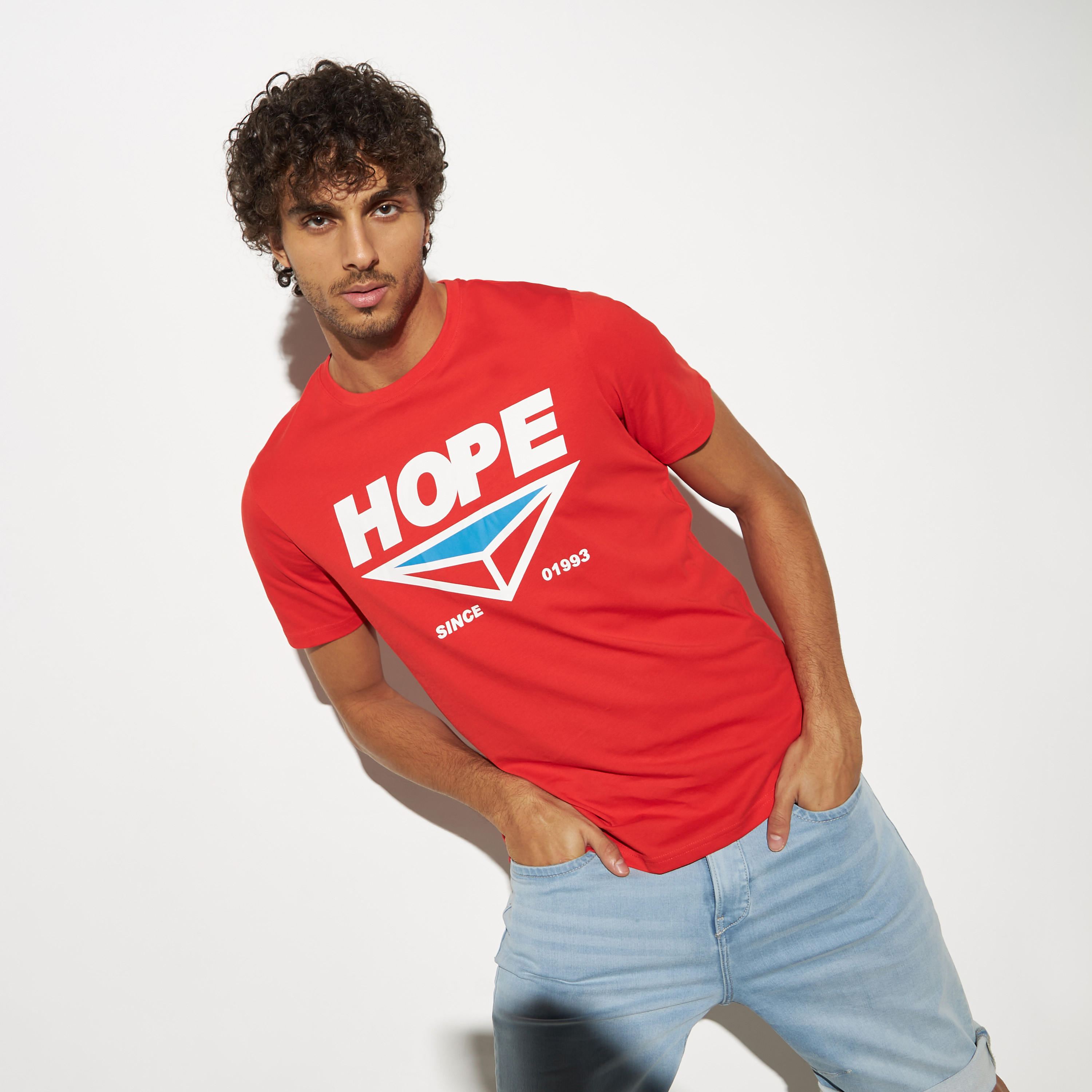 تيشيرت بياقة ضيقة وأكمام قصيرة وطبعات-men-clothing-tshirtsandpolos-tshirts-image-1