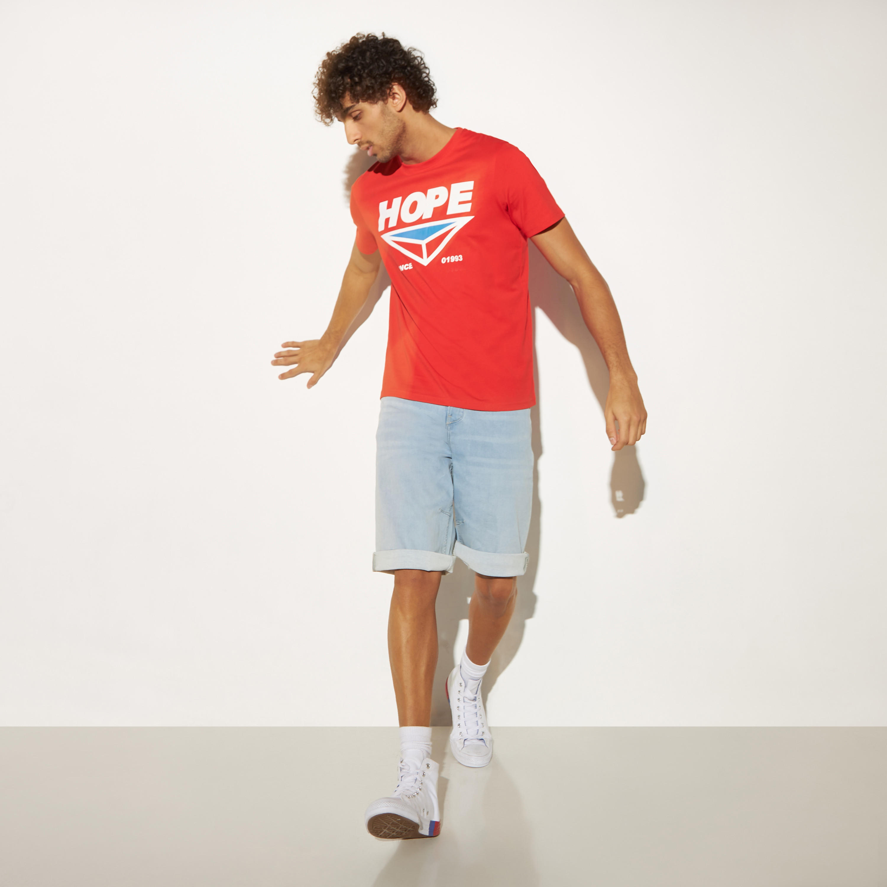 تيشيرت بياقة ضيقة وأكمام قصيرة وطبعات-men-clothing-tshirtsandpolos-tshirts-image-2