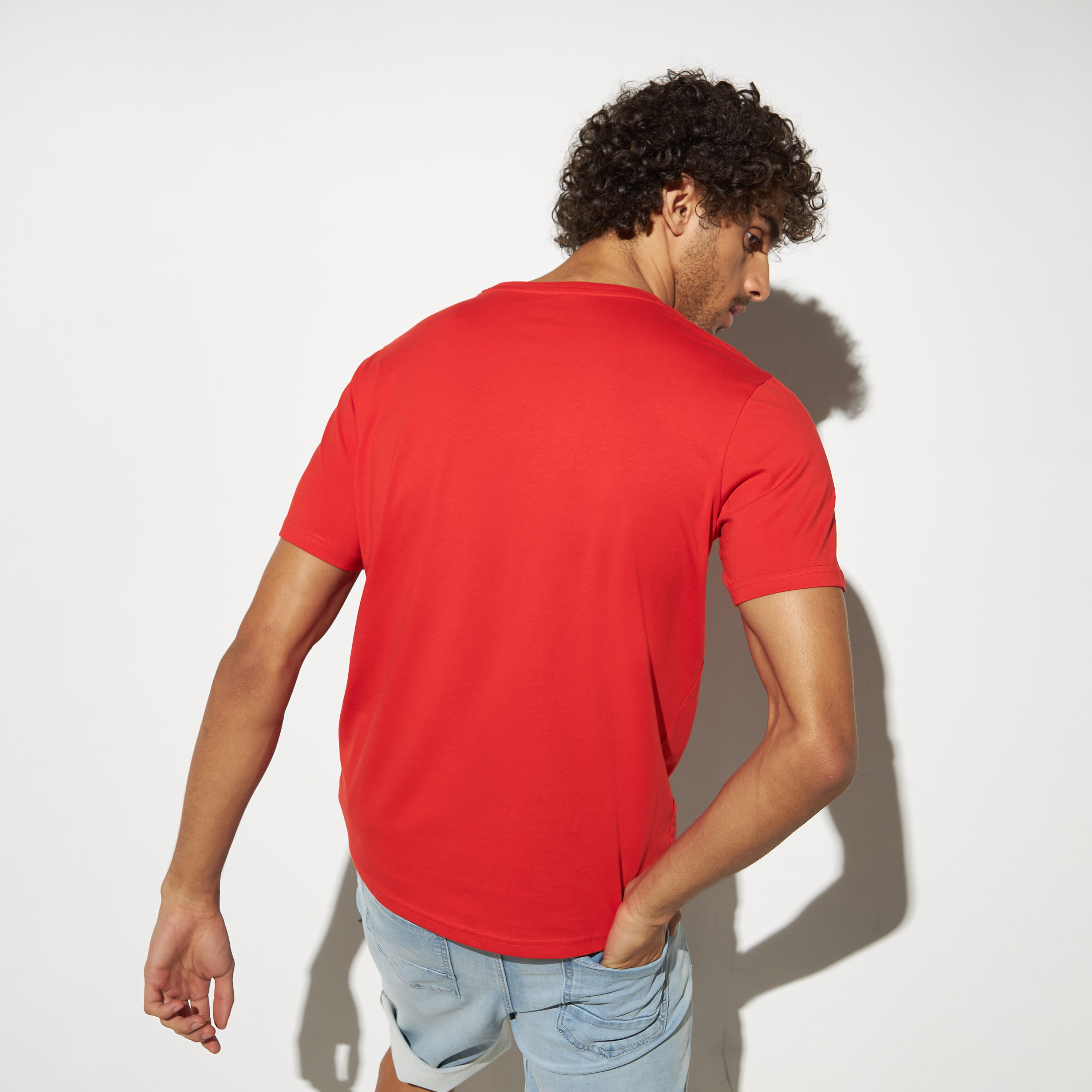 تيشيرت بياقة ضيقة وأكمام قصيرة وطبعات-men-clothing-tshirtsandpolos-tshirts-image-3