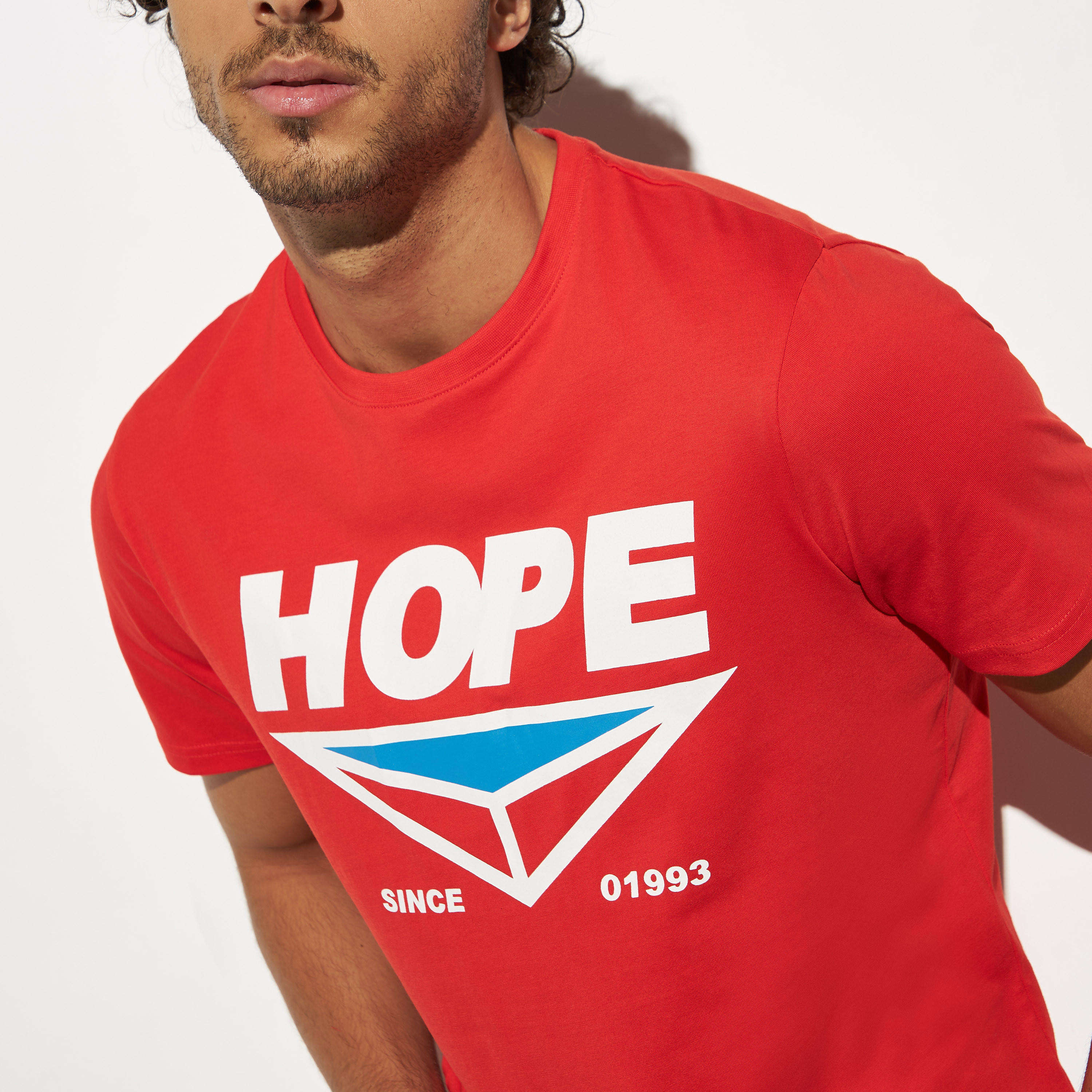 تيشيرت بياقة ضيقة وأكمام قصيرة وطبعات-men-clothing-tshirtsandpolos-tshirts-image-4