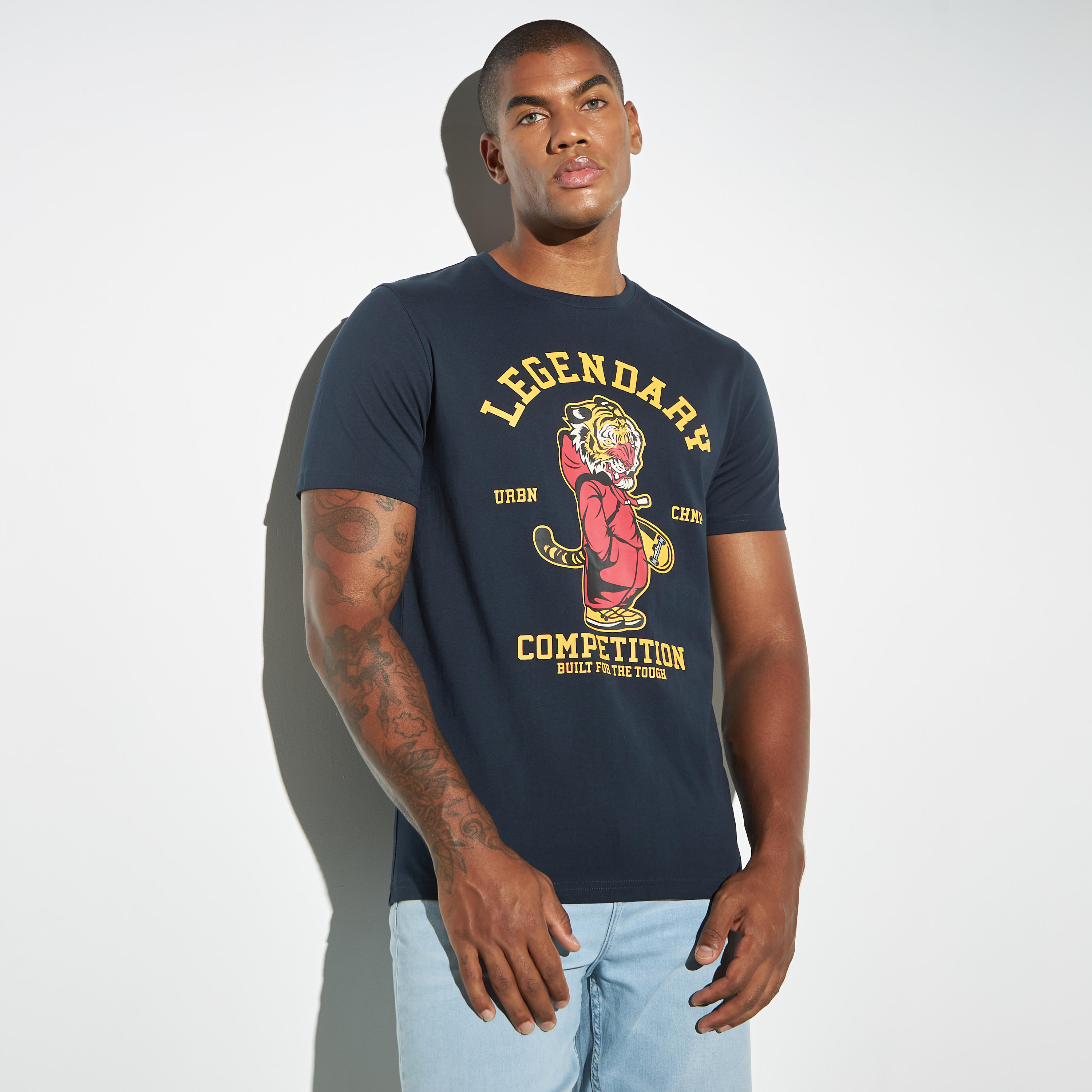تيشيرت بياقة ضيقة وأكمام قصيرة وطبعات-men-clothing-tshirtsandpolos-tshirts-image-1
