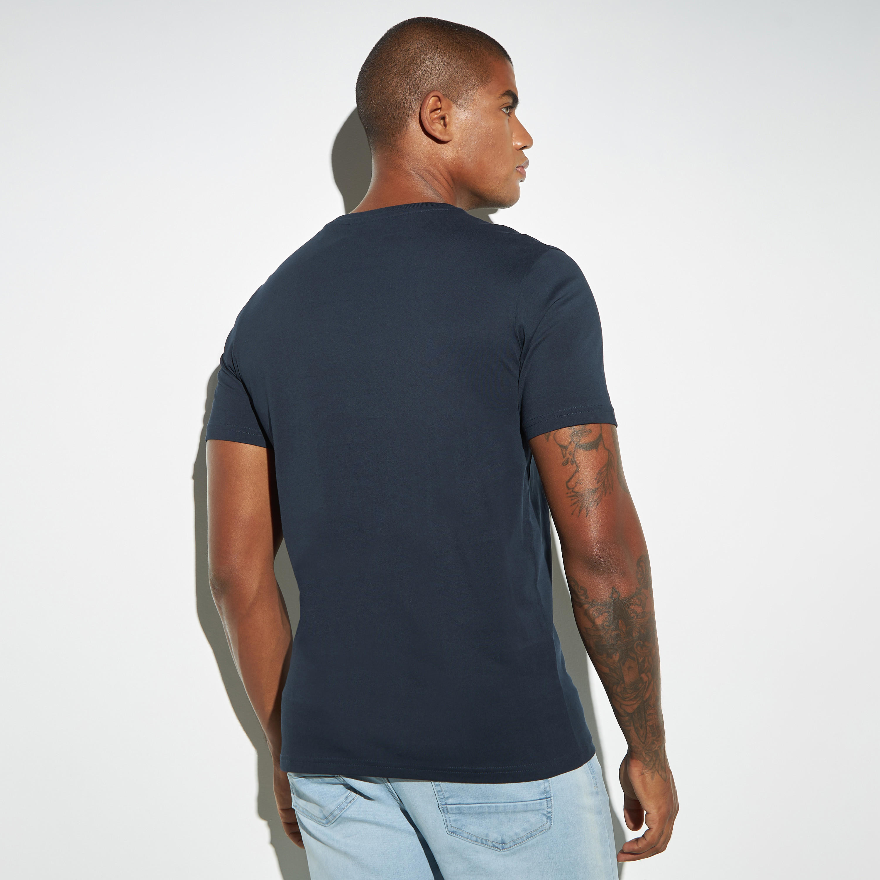 تيشيرت بياقة ضيقة وأكمام قصيرة وطبعات-men-clothing-tshirtsandpolos-tshirts-image-2