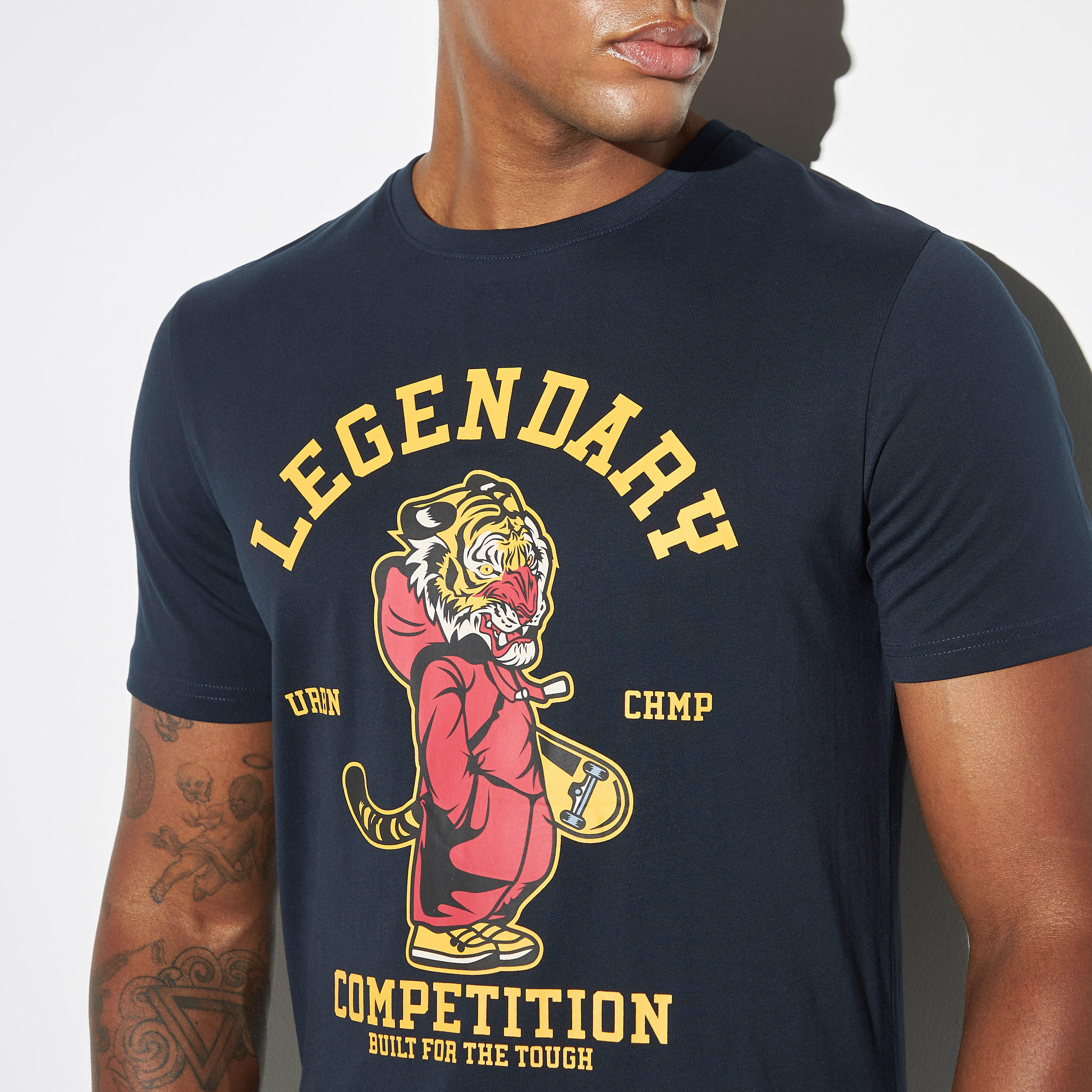 تيشيرت بياقة ضيقة وأكمام قصيرة وطبعات-men-clothing-tshirtsandpolos-tshirts-image-3