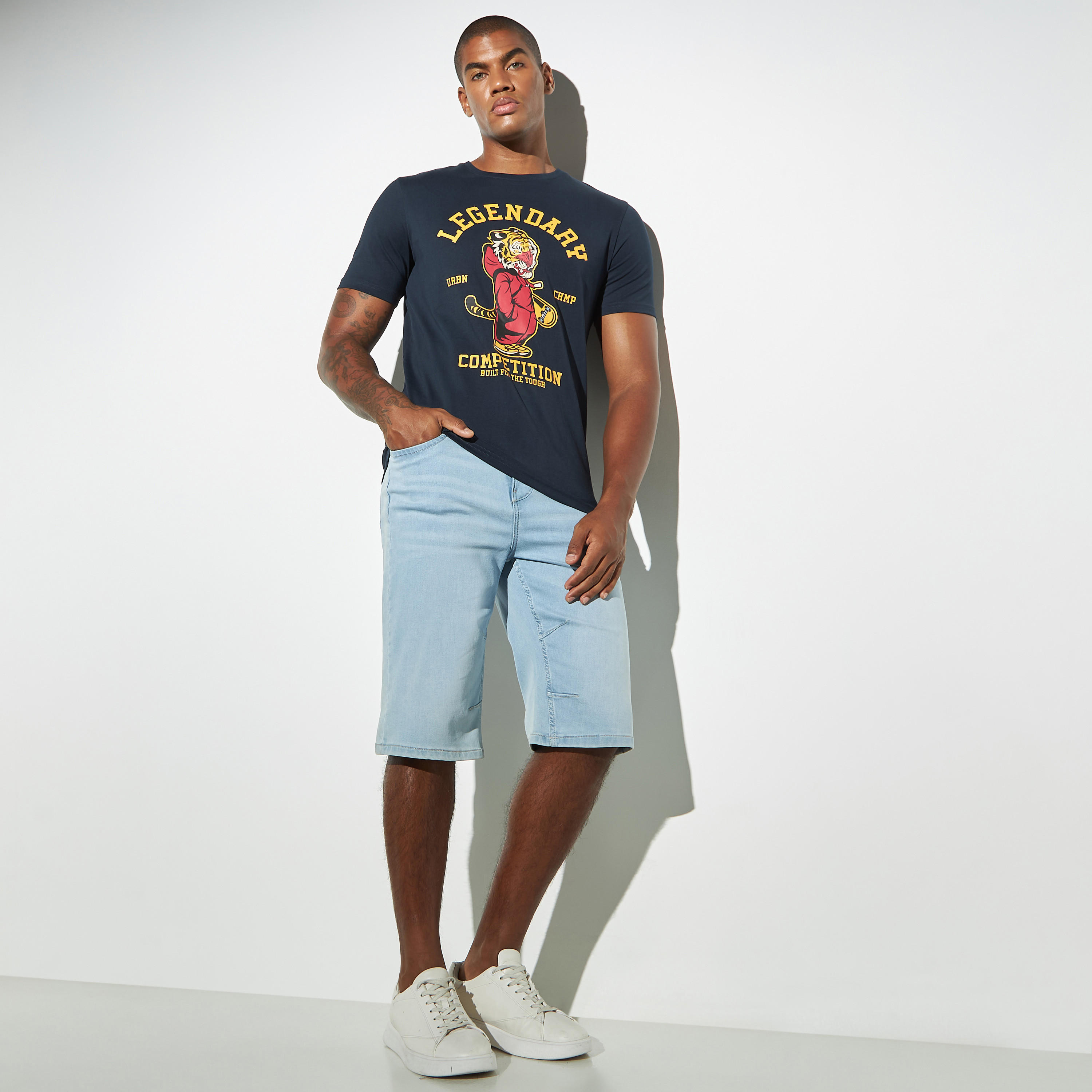 تيشيرت بياقة ضيقة وأكمام قصيرة وطبعات-men-clothing-tshirtsandpolos-tshirts-image-4