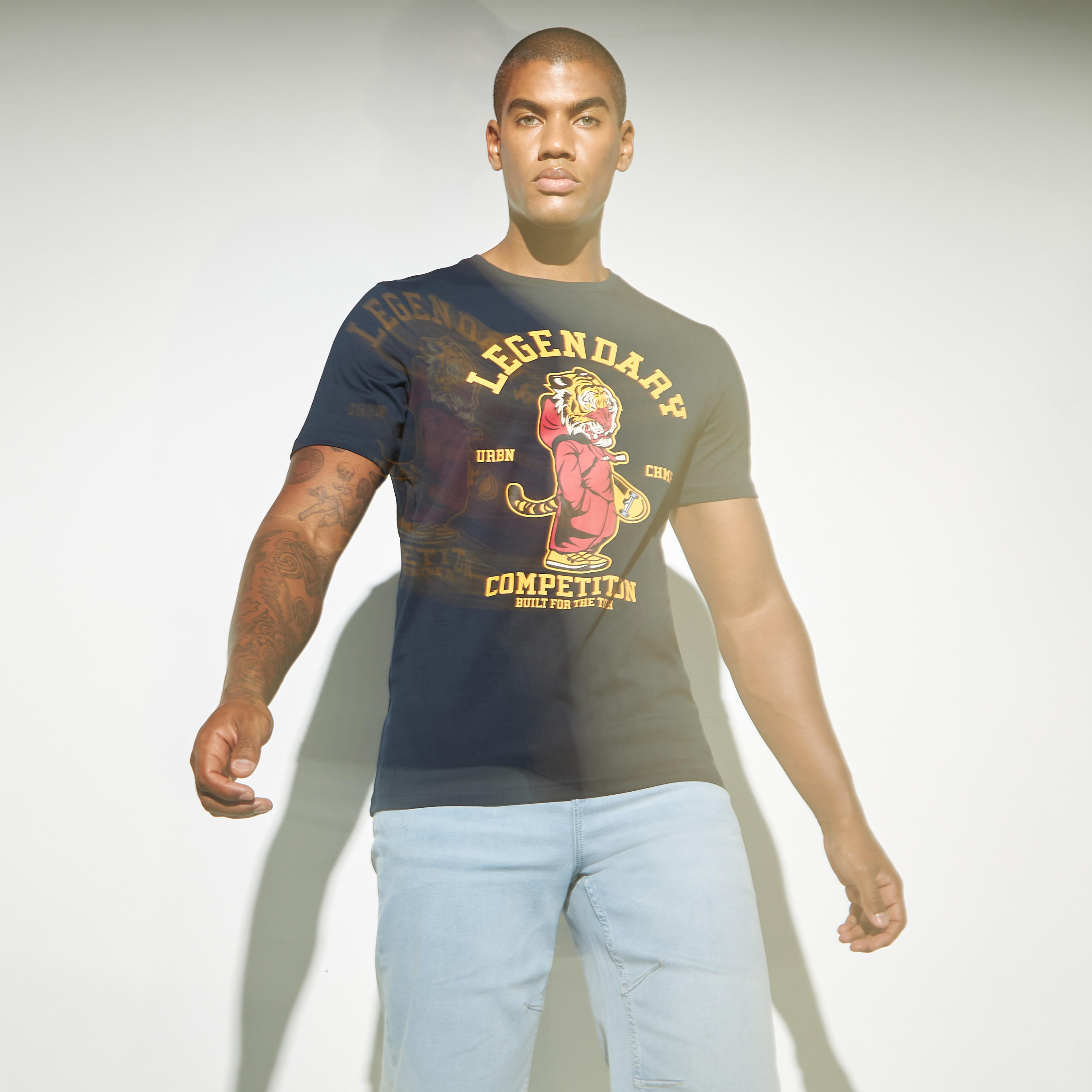 تيشيرت بياقة ضيقة وأكمام قصيرة وطبعات-men-clothing-tshirtsandpolos-tshirts-image-5