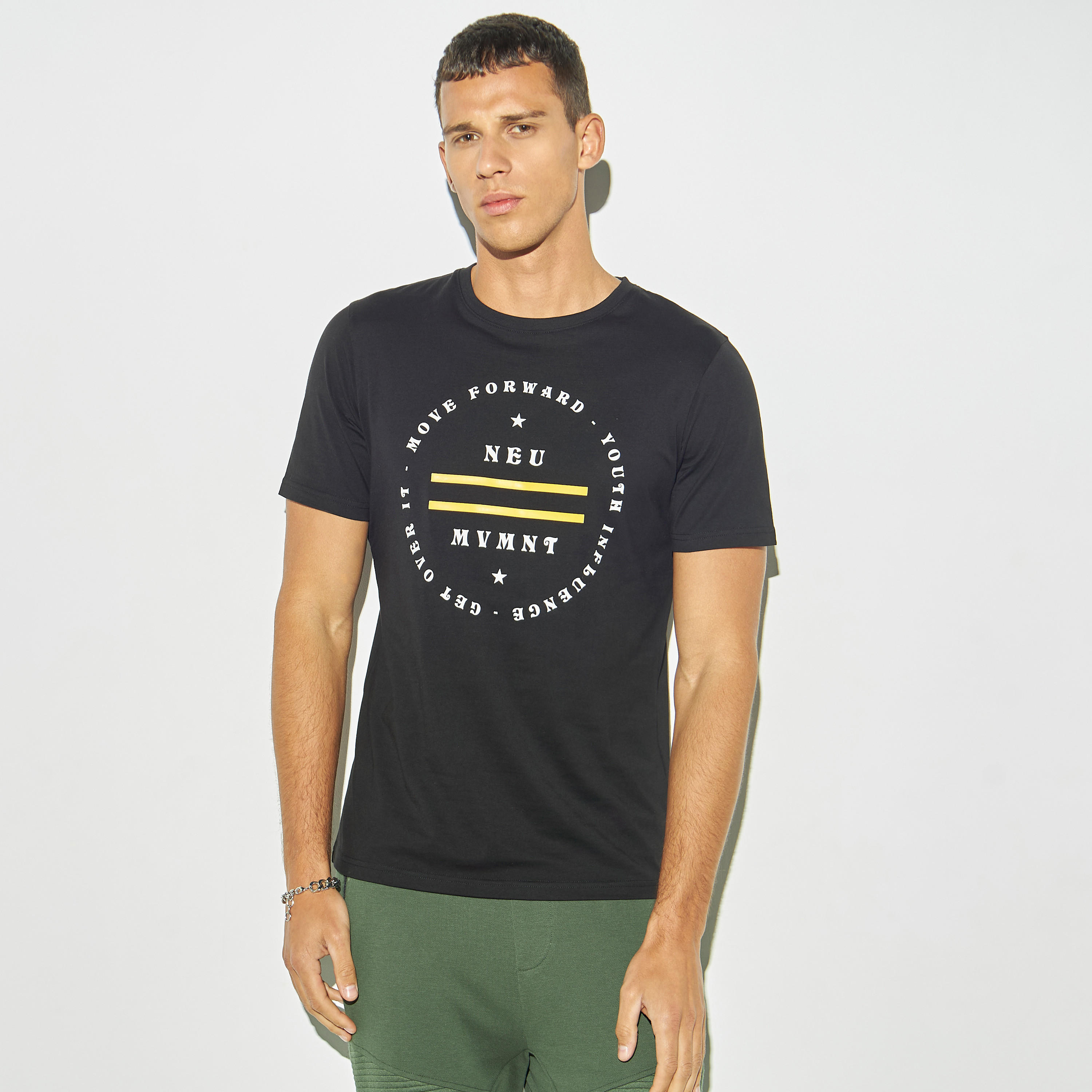 تيشيرت بياقة ضيقة وأكمام قصيرة وطبعات-men-clothing-tshirtsandpolos-tshirts-image-1