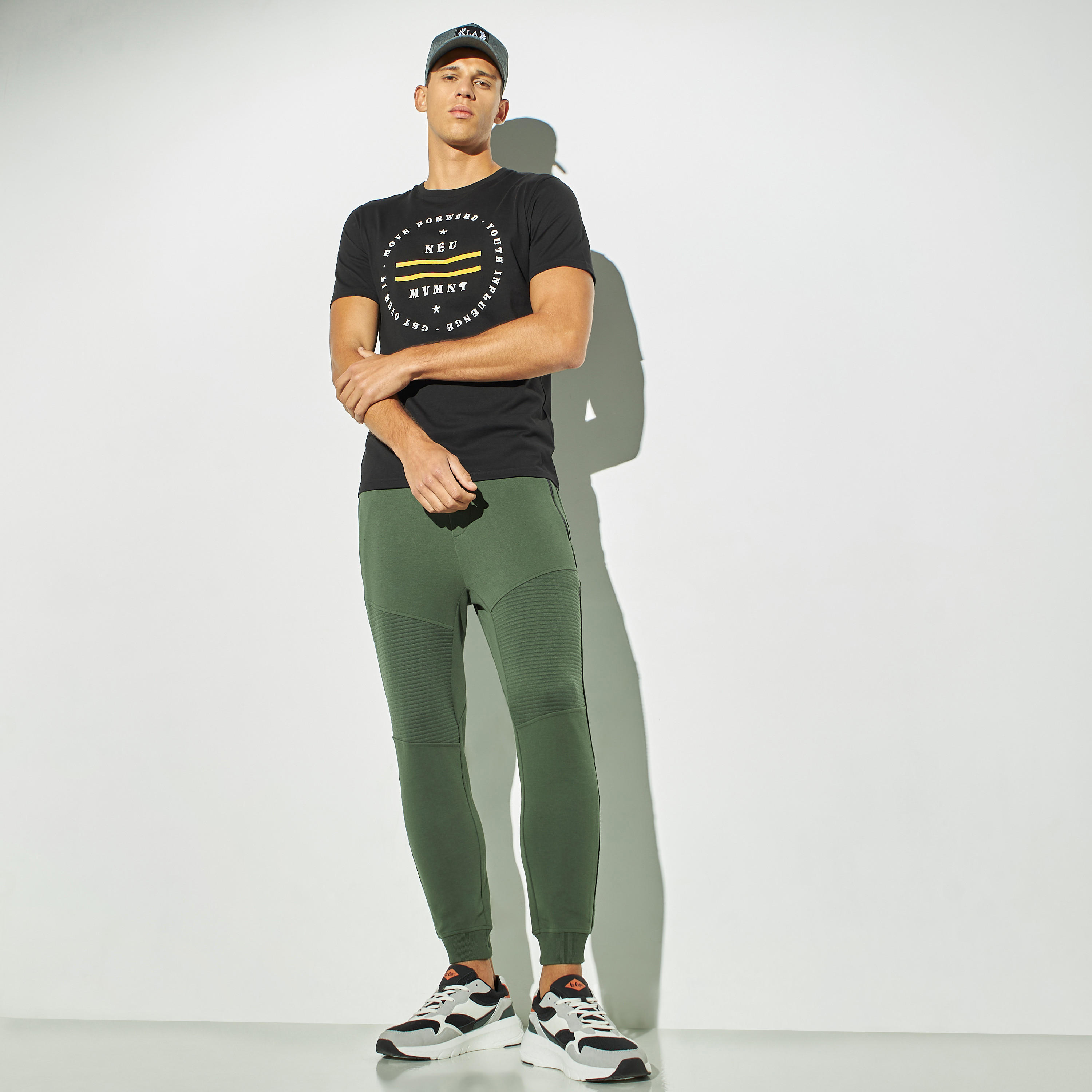 تيشيرت بياقة ضيقة وأكمام قصيرة وطبعات-men-clothing-tshirtsandpolos-tshirts-image-2