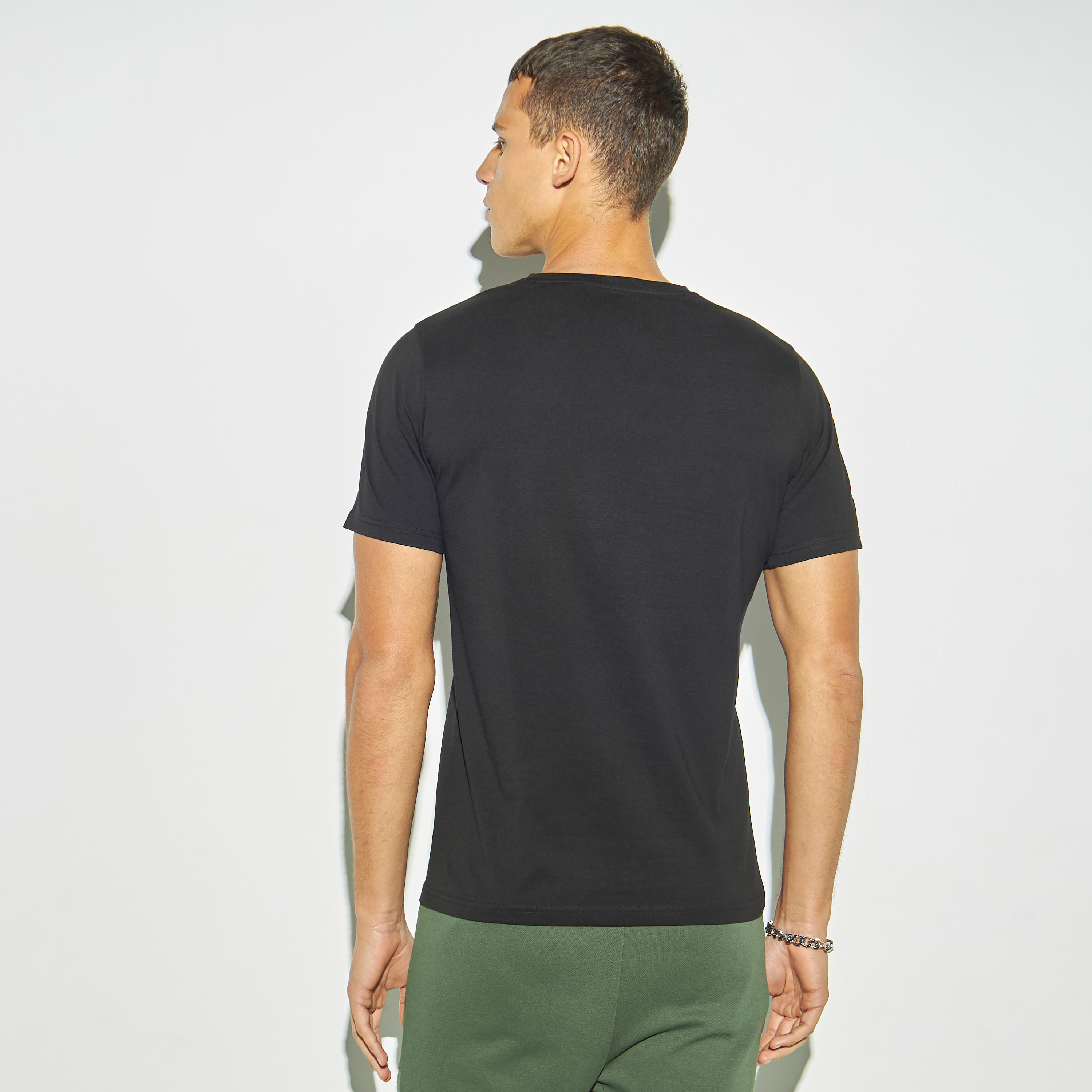 تيشيرت بياقة ضيقة وأكمام قصيرة وطبعات-men-clothing-tshirtsandpolos-tshirts-image-3