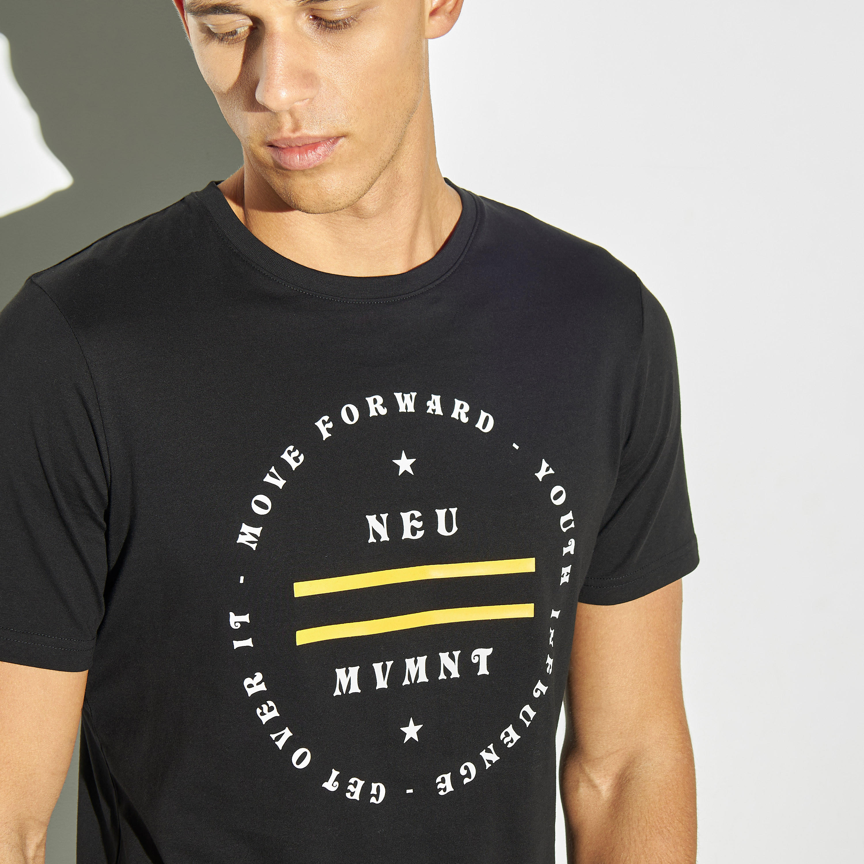 تيشيرت بياقة ضيقة وأكمام قصيرة وطبعات-men-clothing-tshirtsandpolos-tshirts-image-4