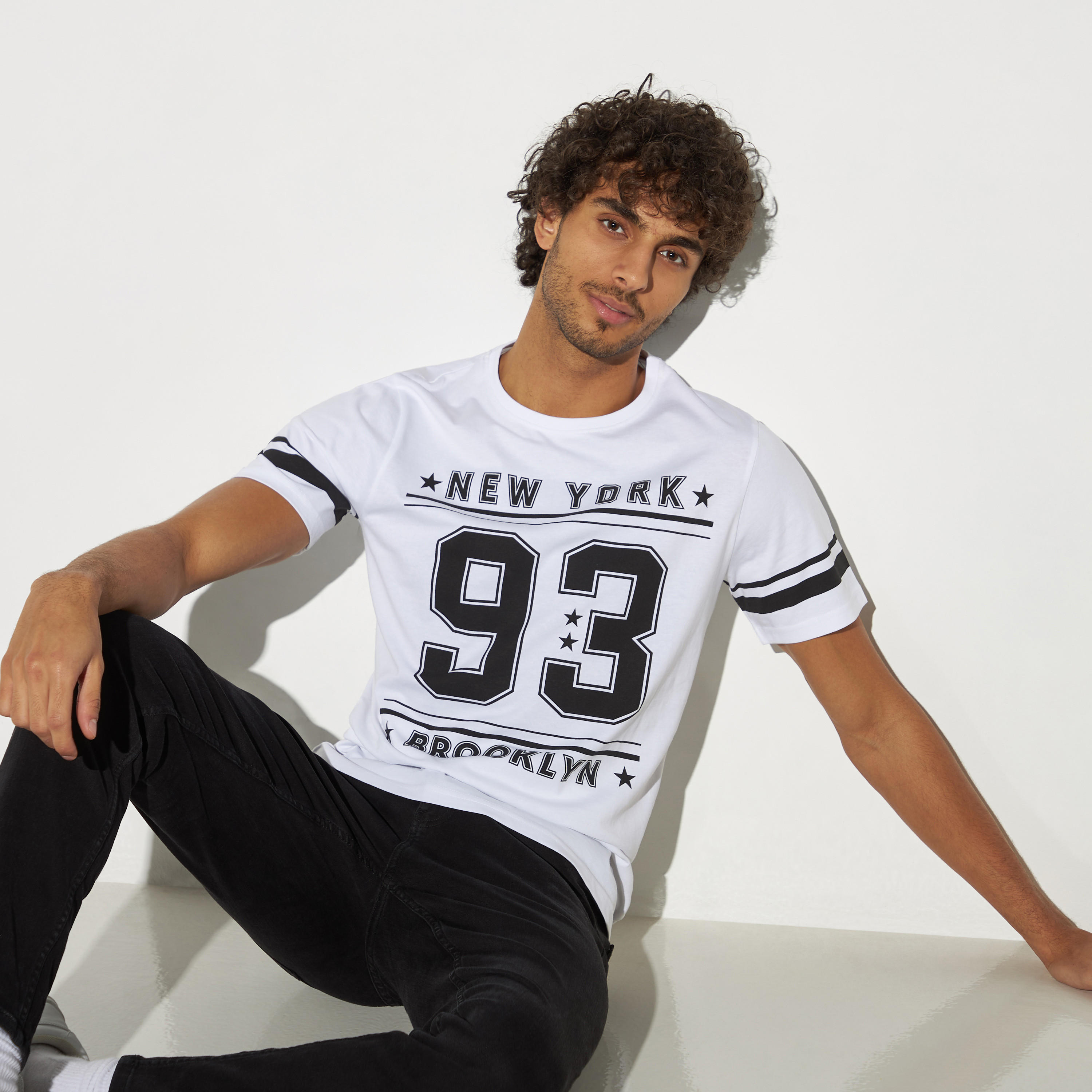 تيشيرت بياقة ضيّقة وأكمام قصيرة وطبعات-men-clothing-tshirtsandpolos-tshirts-image-1