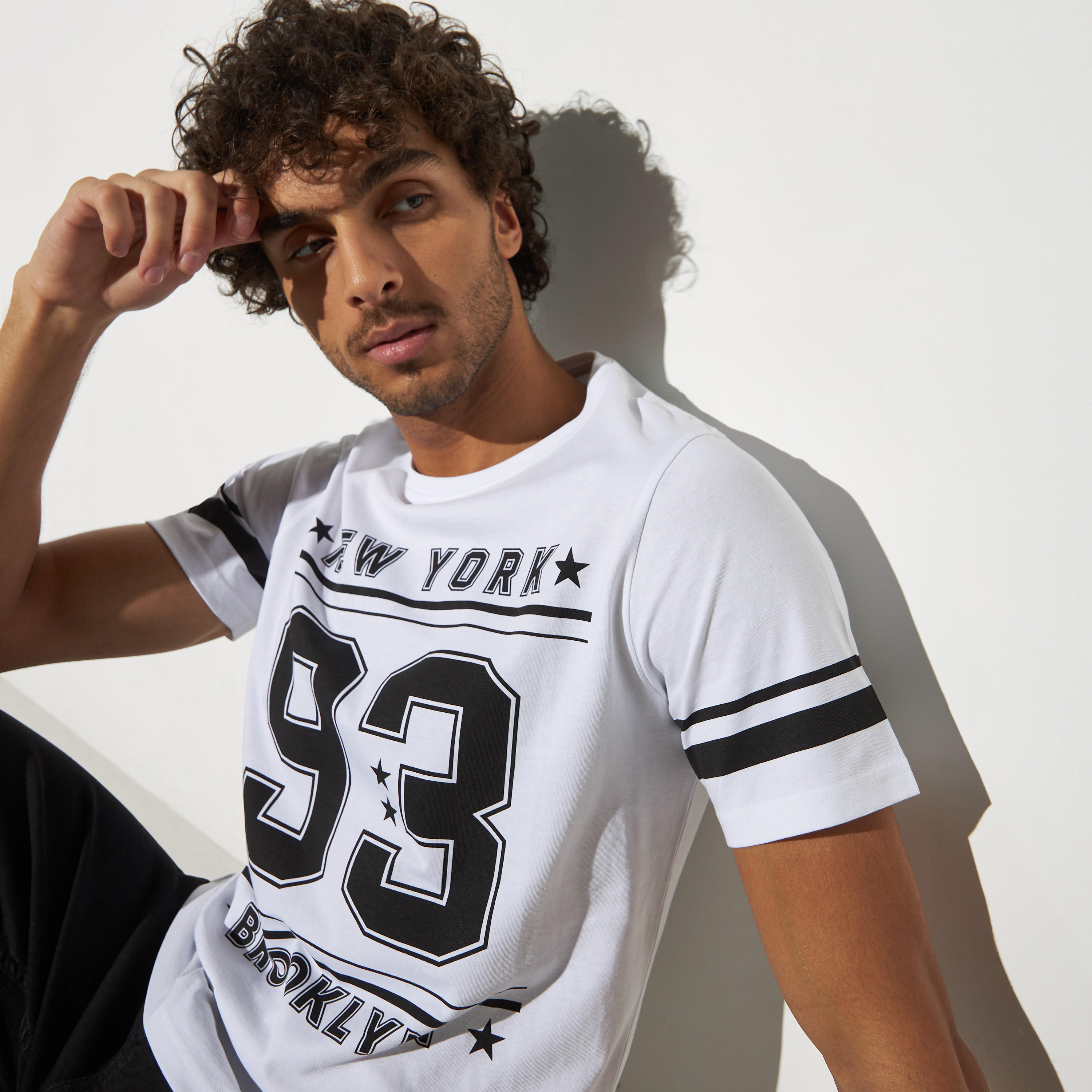 تيشيرت بياقة ضيّقة وأكمام قصيرة وطبعات-men-clothing-tshirtsandpolos-tshirts-image-4
