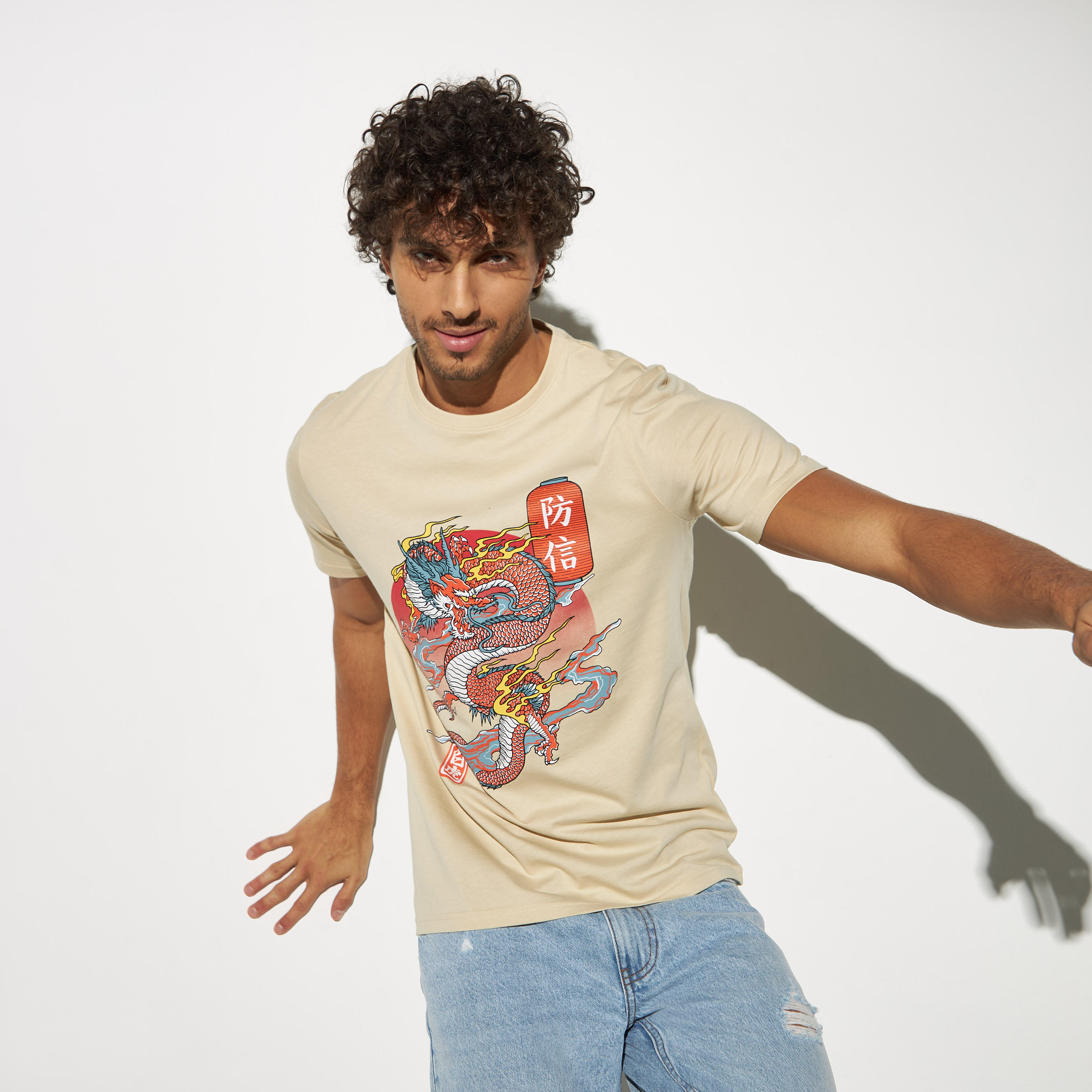 تيشيرت بياقة ضيّقة وأكمام قصيرة وطبعات جرافيك-men-clothing-tshirtsandpolos-tshirts-image-1