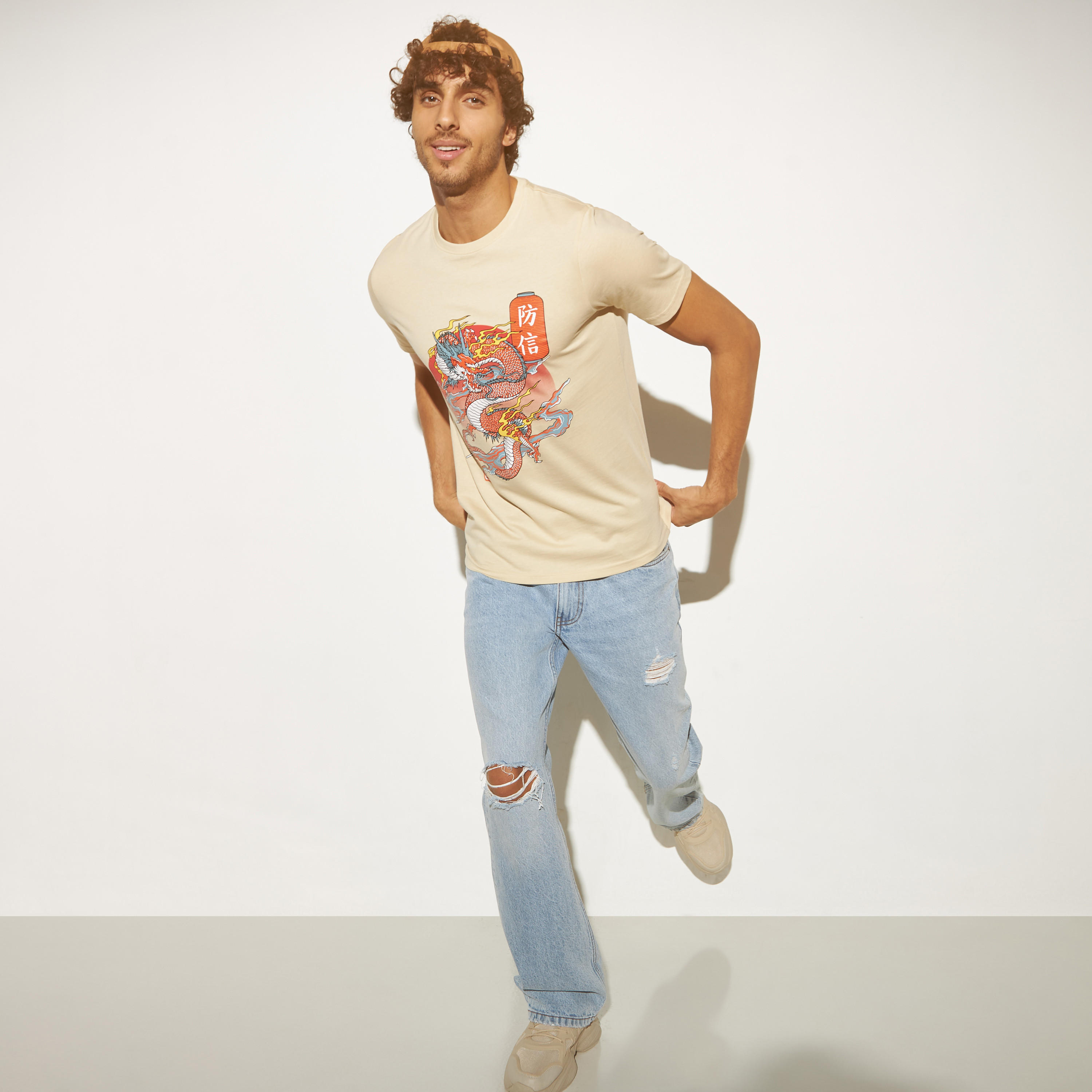 تيشيرت بياقة ضيّقة وأكمام قصيرة وطبعات جرافيك-men-clothing-tshirtsandpolos-tshirts-image-2