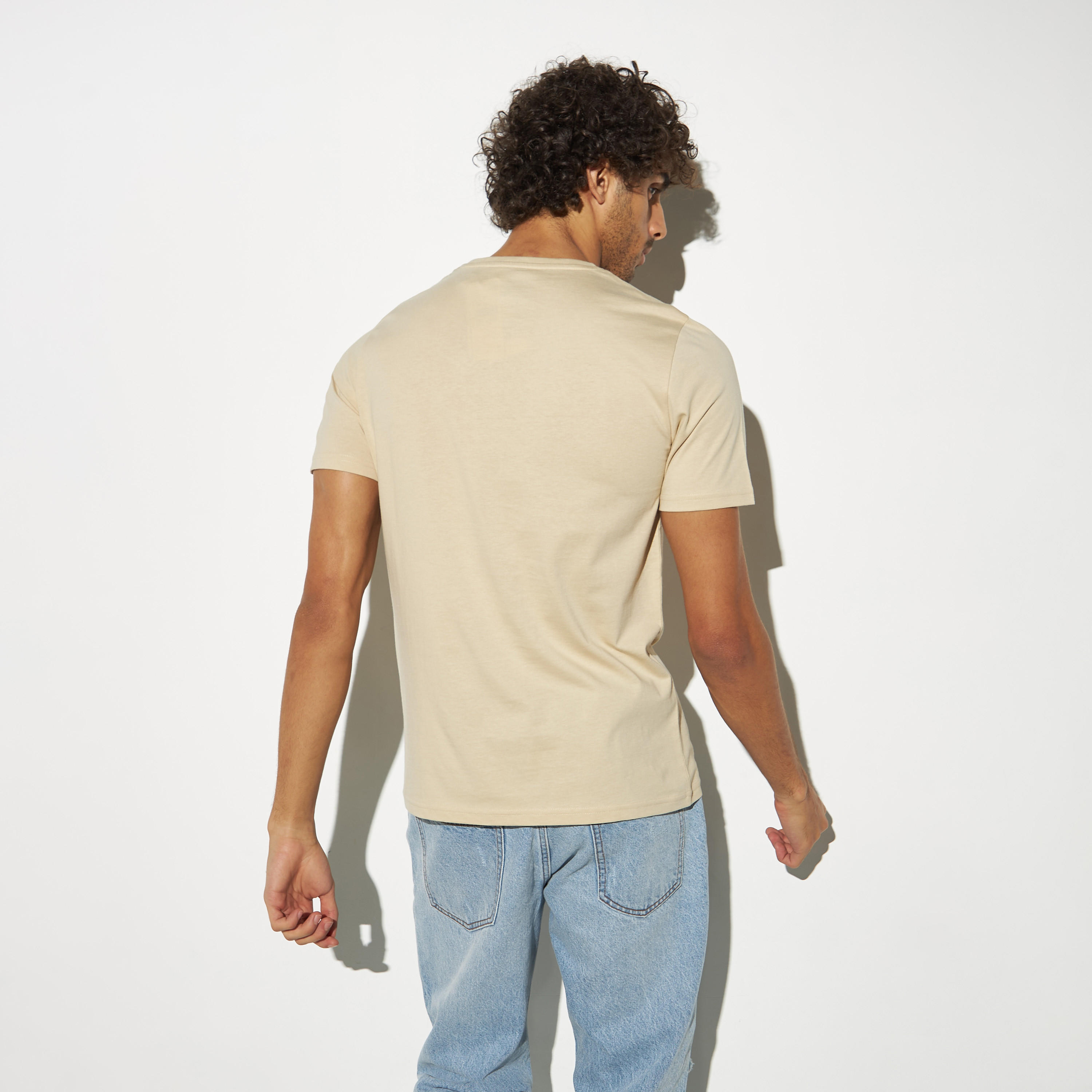 تيشيرت بياقة ضيّقة وأكمام قصيرة وطبعات جرافيك-men-clothing-tshirtsandpolos-tshirts-image-3
