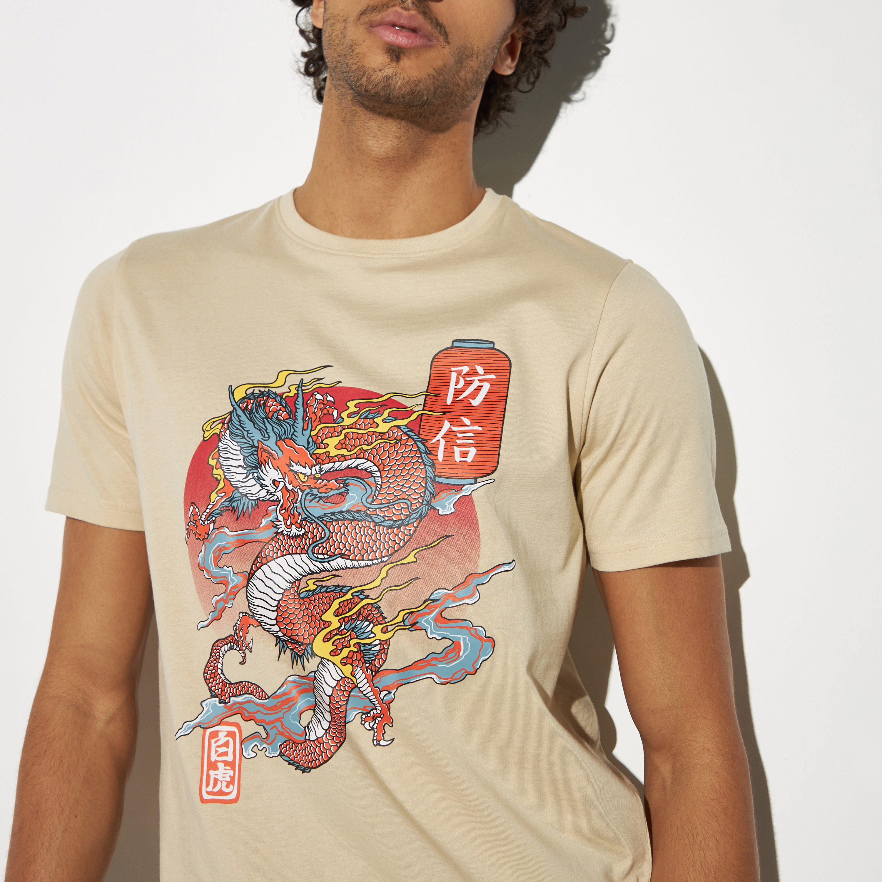 تيشيرت بياقة ضيّقة وأكمام قصيرة وطبعات جرافيك-men-clothing-tshirtsandpolos-tshirts-image-4