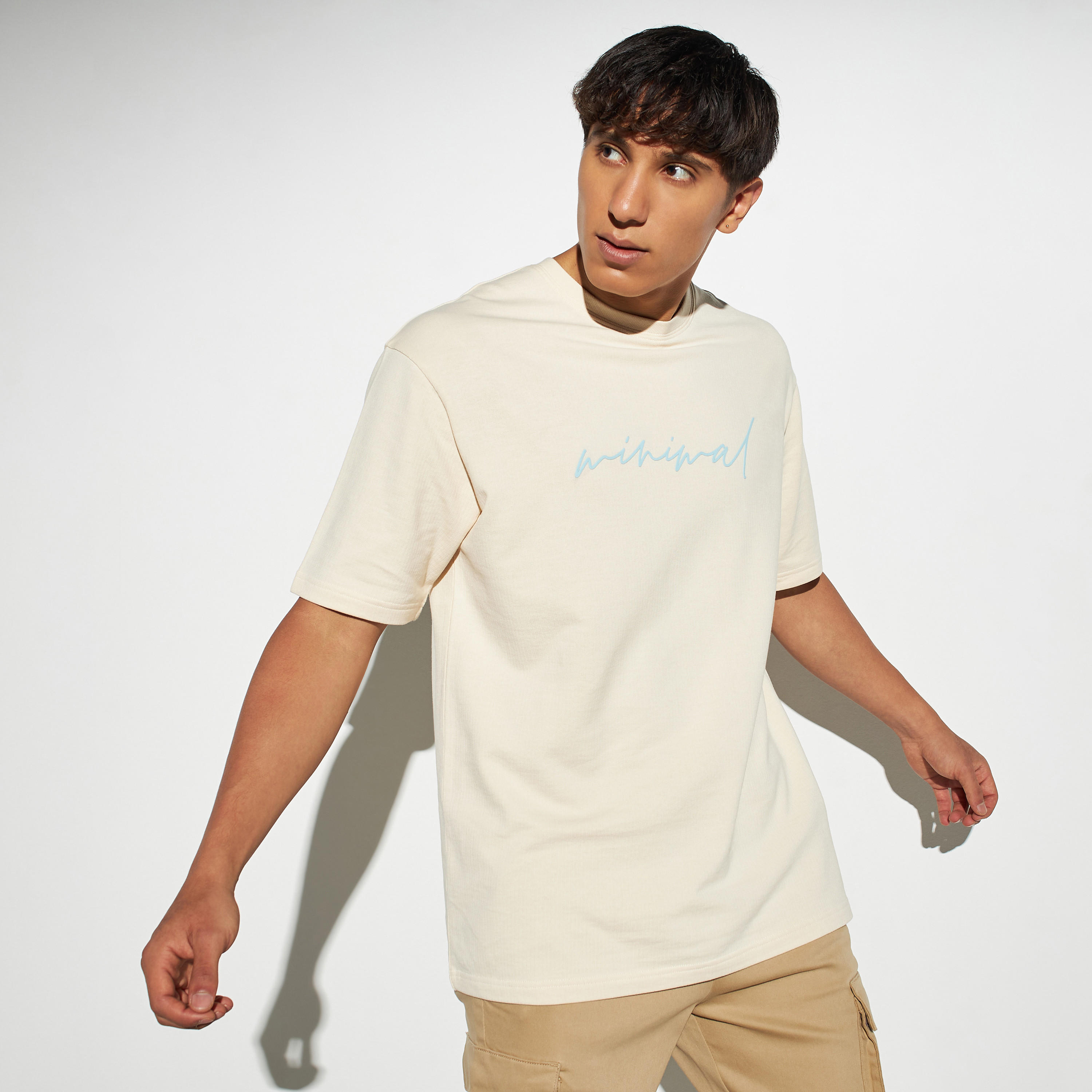 تيشيرت بياقة ضيقة وأكمام قصيرة وطبعات-men-clothing-tshirtsandpolos-tshirts-image-4
