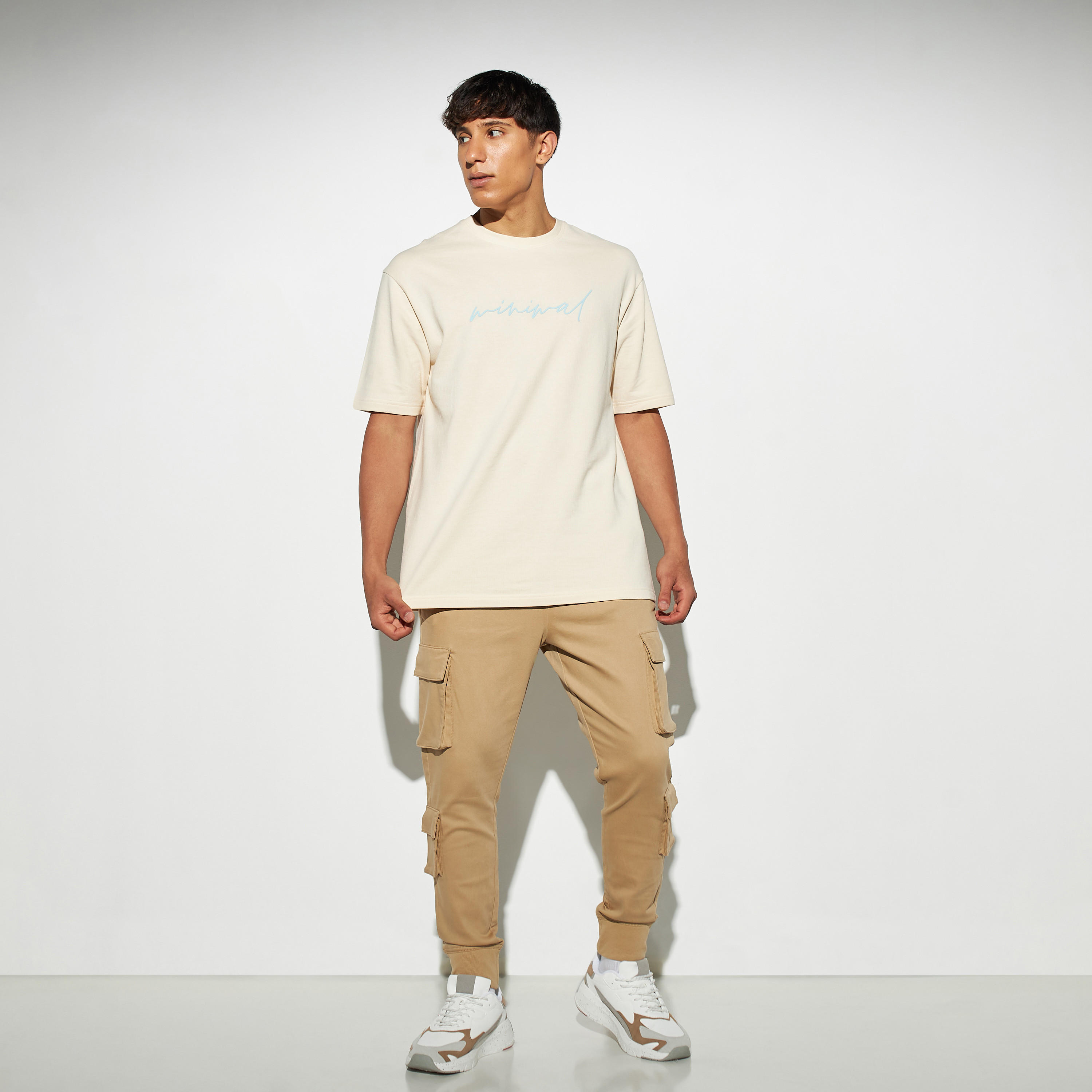 تيشيرت بياقة ضيقة وأكمام قصيرة وطبعات-men-clothing-tshirtsandpolos-tshirts-image-3