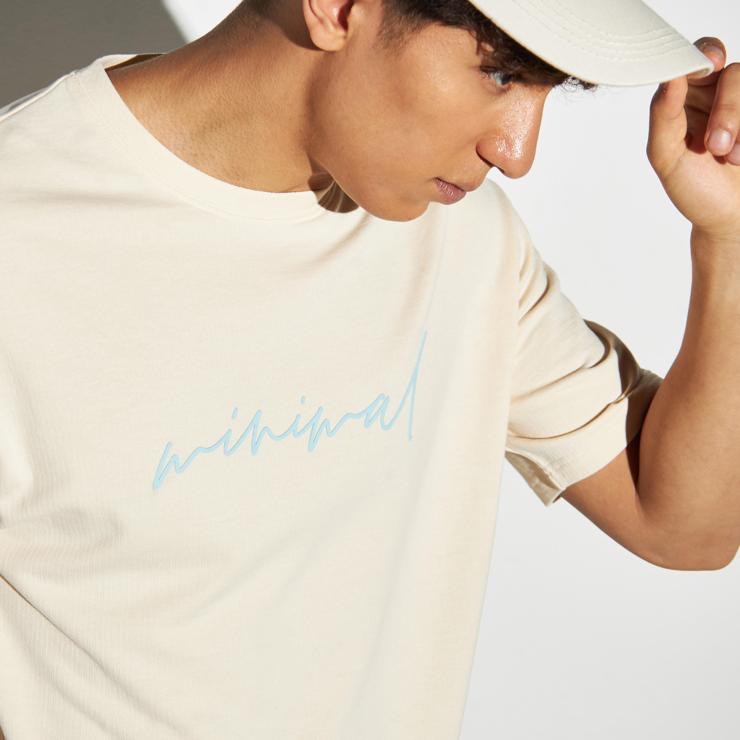 تيشيرت بياقة ضيقة وأكمام قصيرة وطبعات-men-clothing-tshirtsandpolos-tshirts-image-2