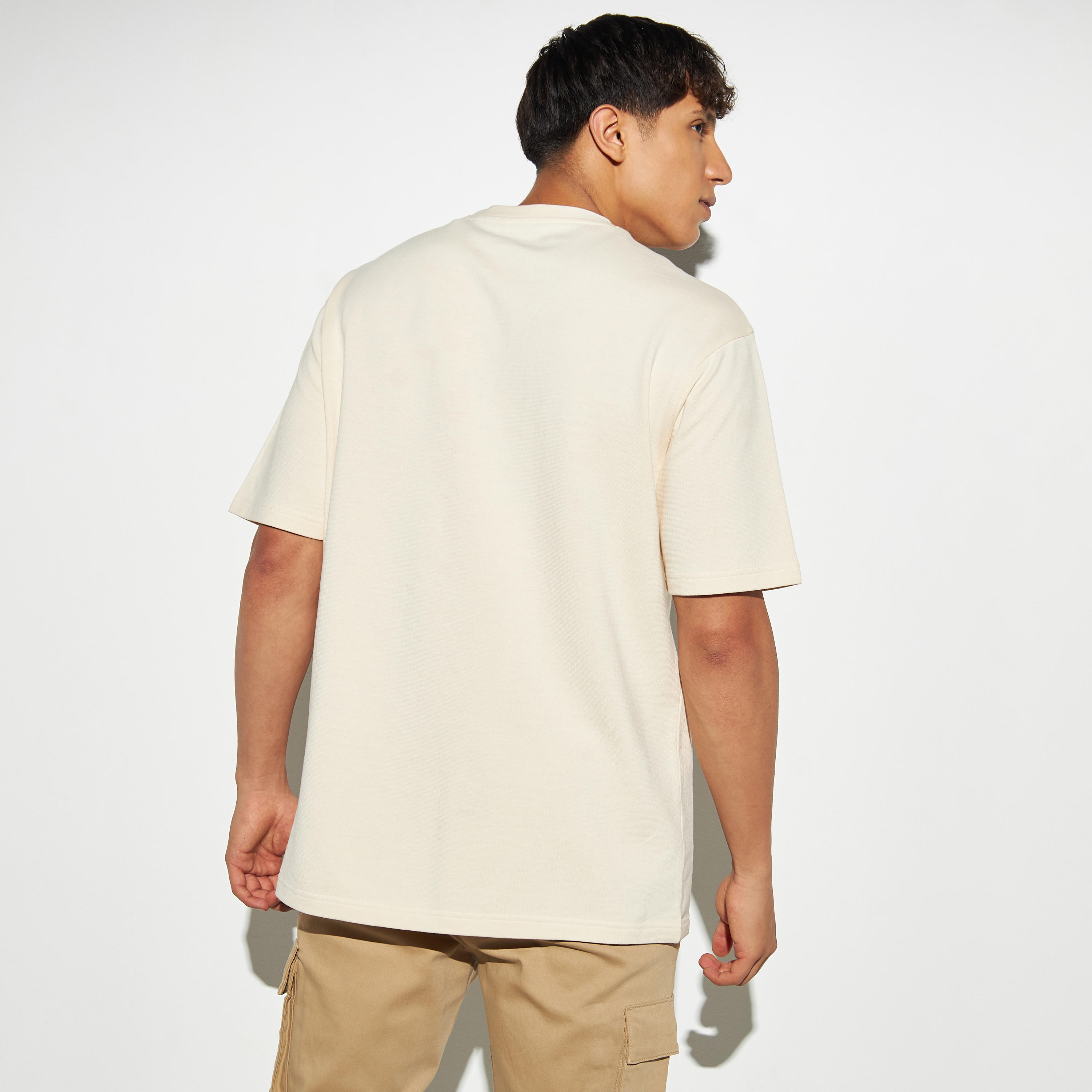 تيشيرت بياقة ضيقة وأكمام قصيرة وطبعات-men-clothing-tshirtsandpolos-tshirts-image-1