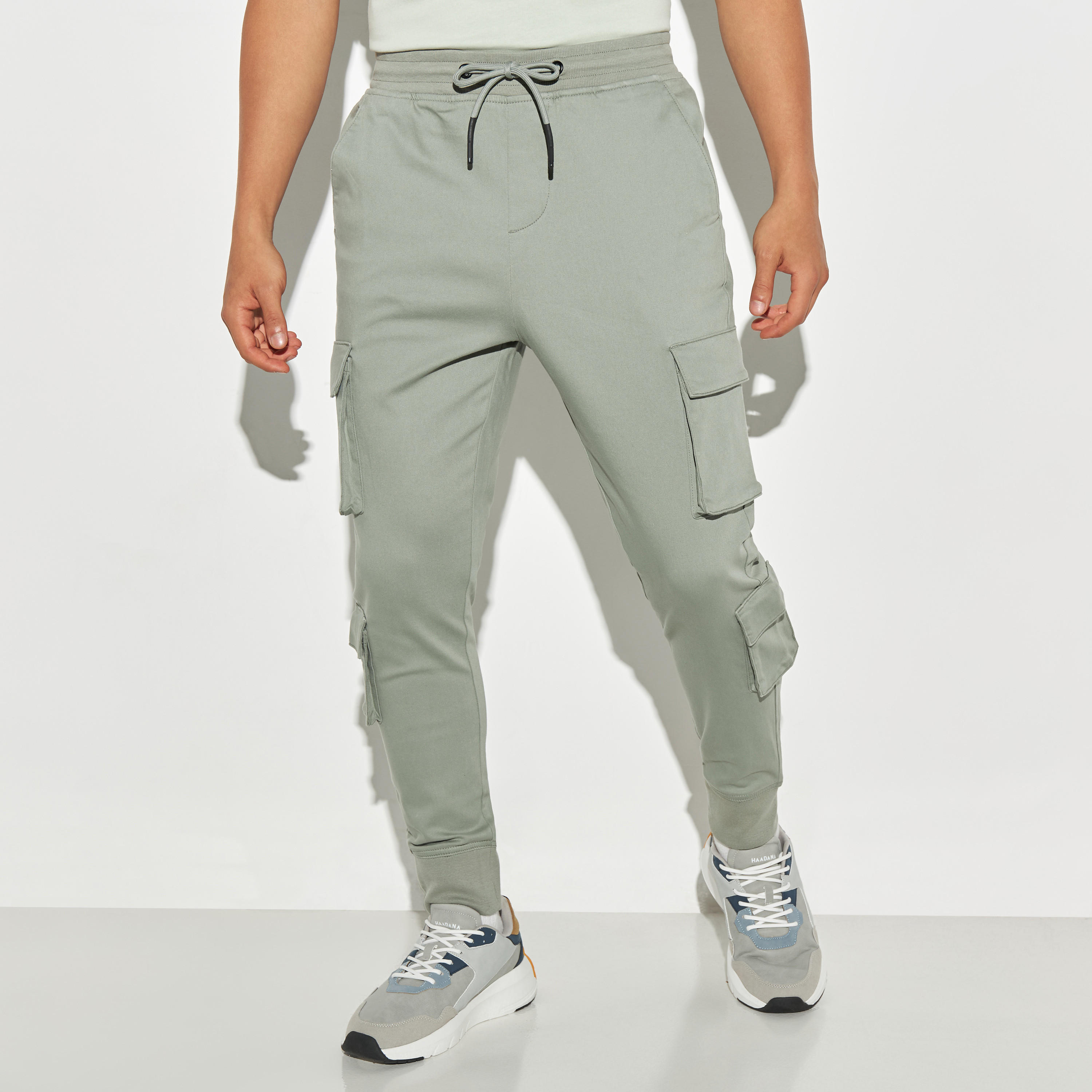 بنطلون رياضي كارجو سادة بقصة سليم ورباط إغلاق وجيوب-men-clothing-bottoms-joggers-image-5