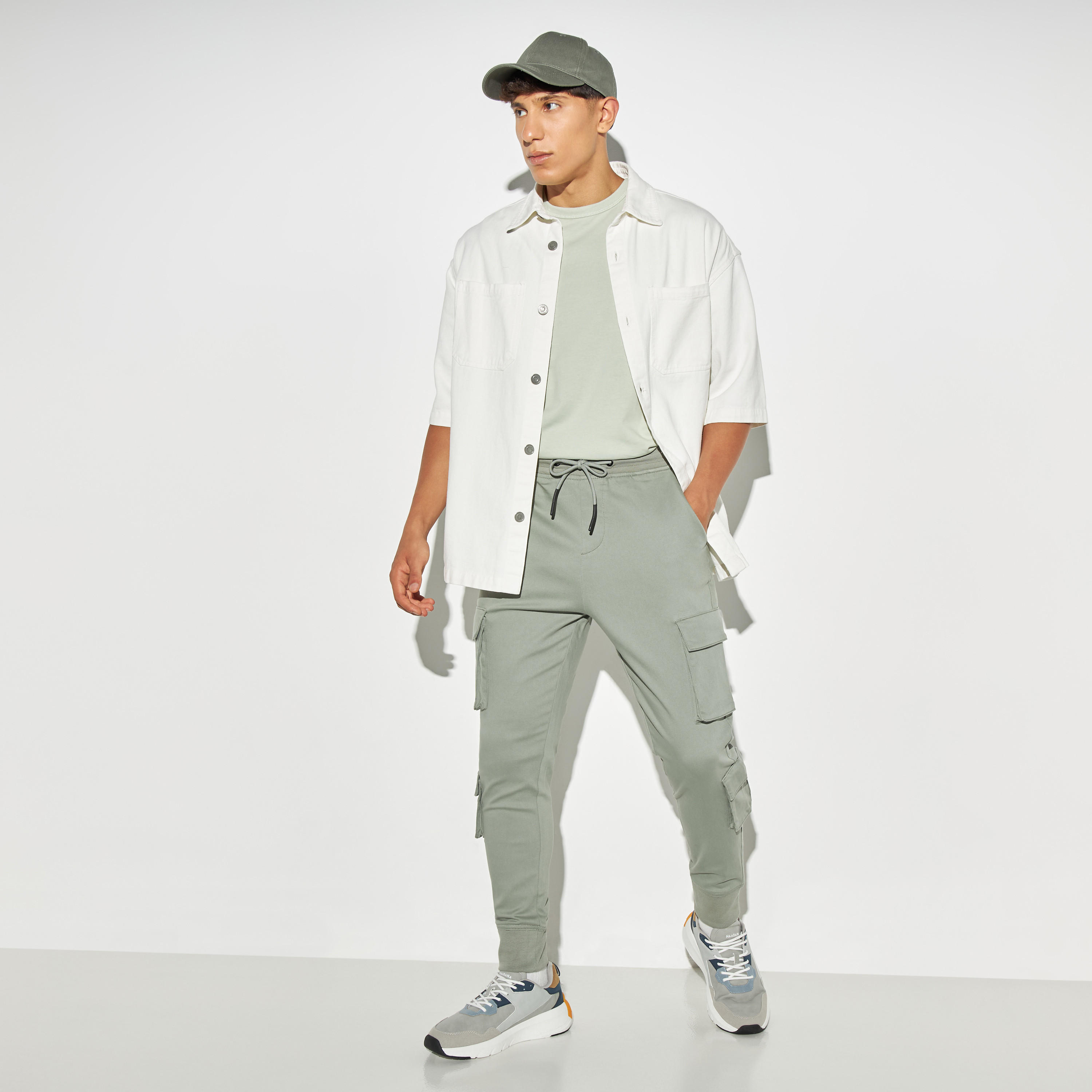 بنطلون رياضي كارجو سادة بقصة سليم ورباط إغلاق وجيوب-men-clothing-bottoms-joggers-image-4