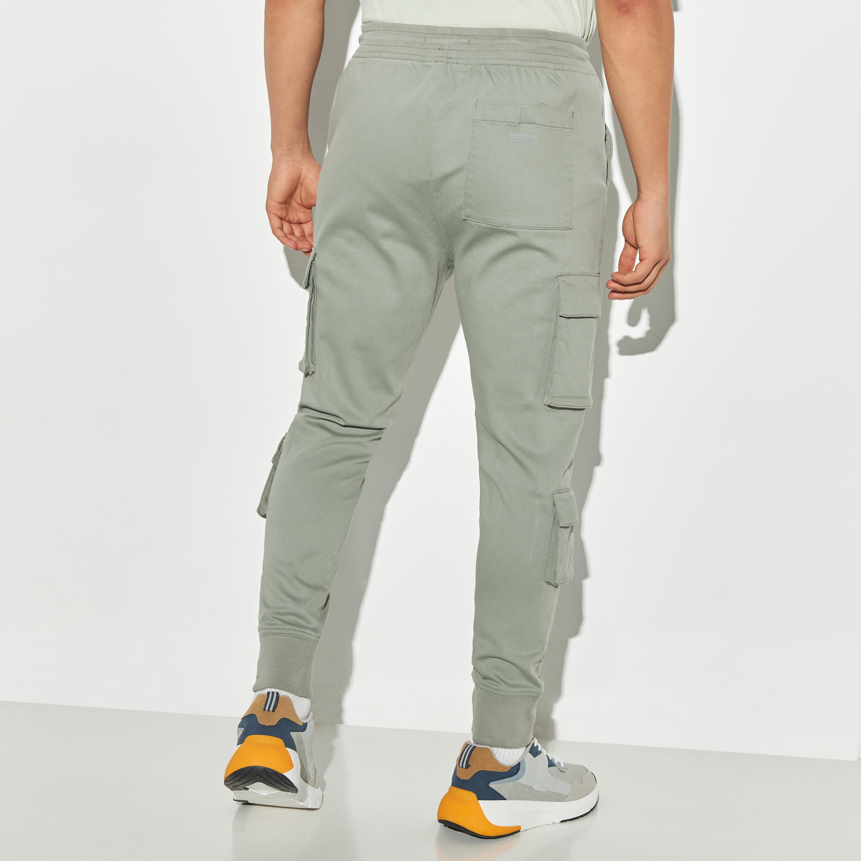 بنطلون رياضي كارجو سادة بقصة سليم ورباط إغلاق وجيوب-men-clothing-bottoms-joggers-image-3