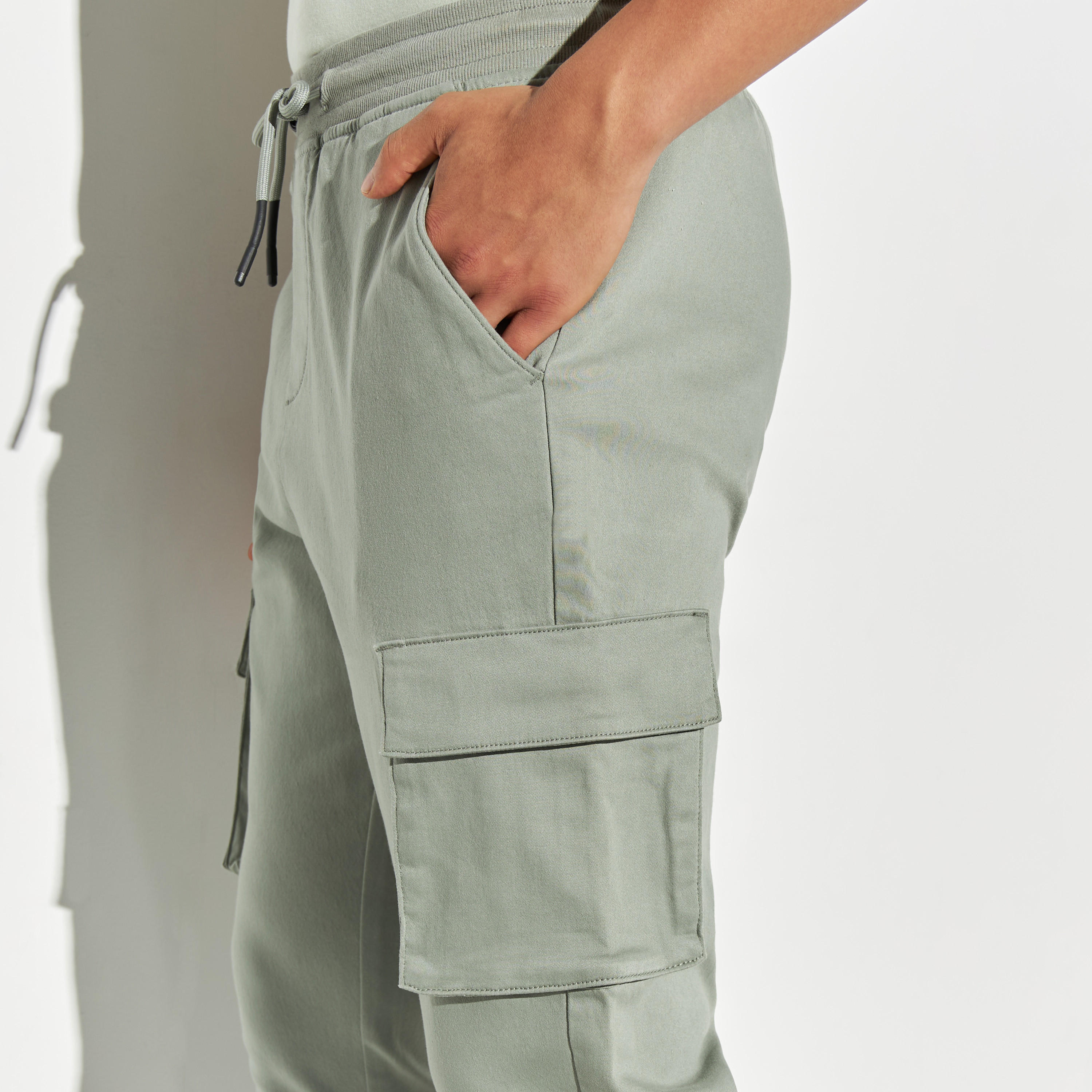 بنطلون رياضي كارجو سادة بقصة سليم ورباط إغلاق وجيوب-men-clothing-bottoms-joggers-image-2