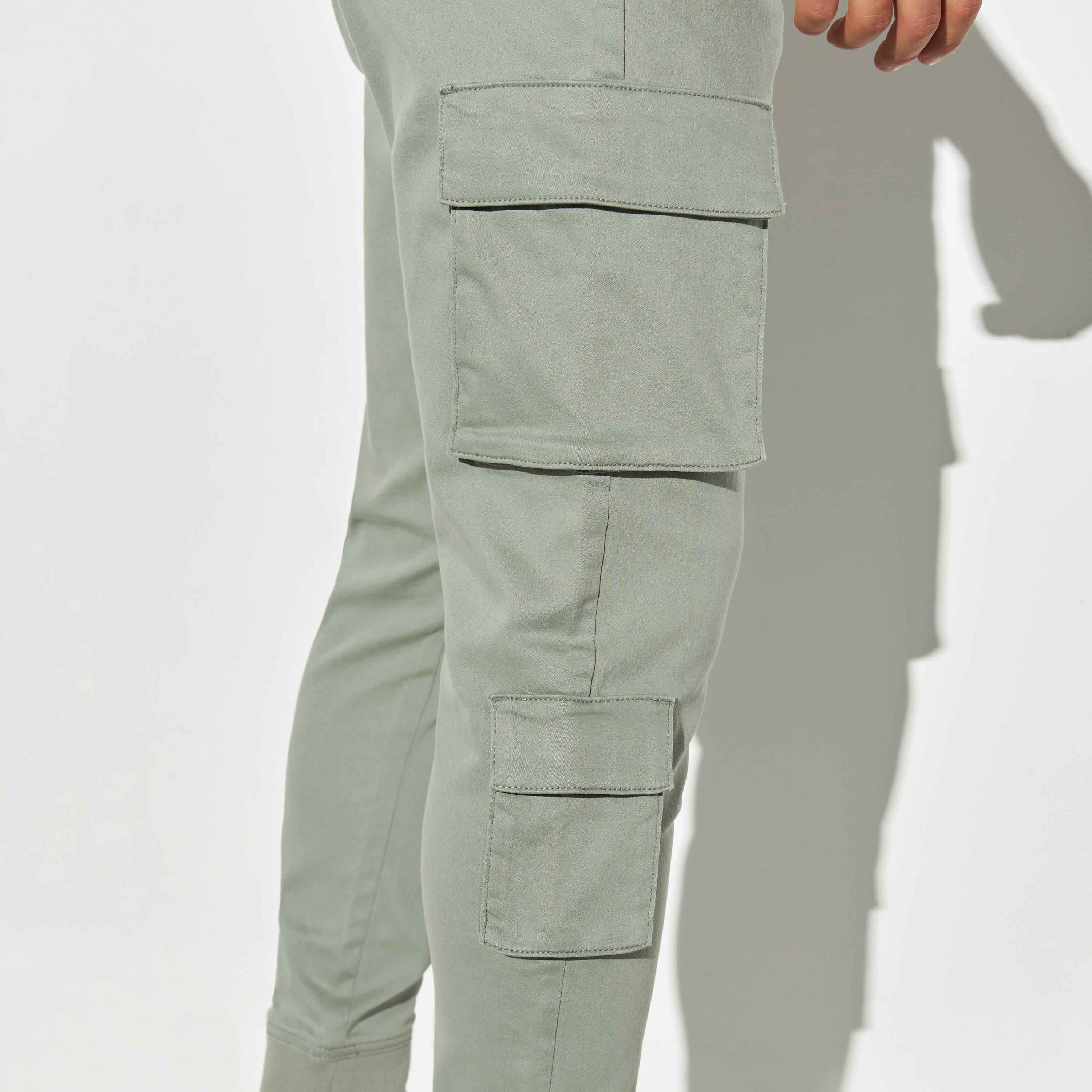 بنطلون رياضي كارجو سادة بقصة سليم ورباط إغلاق وجيوب-men-clothing-bottoms-joggers-image-1
