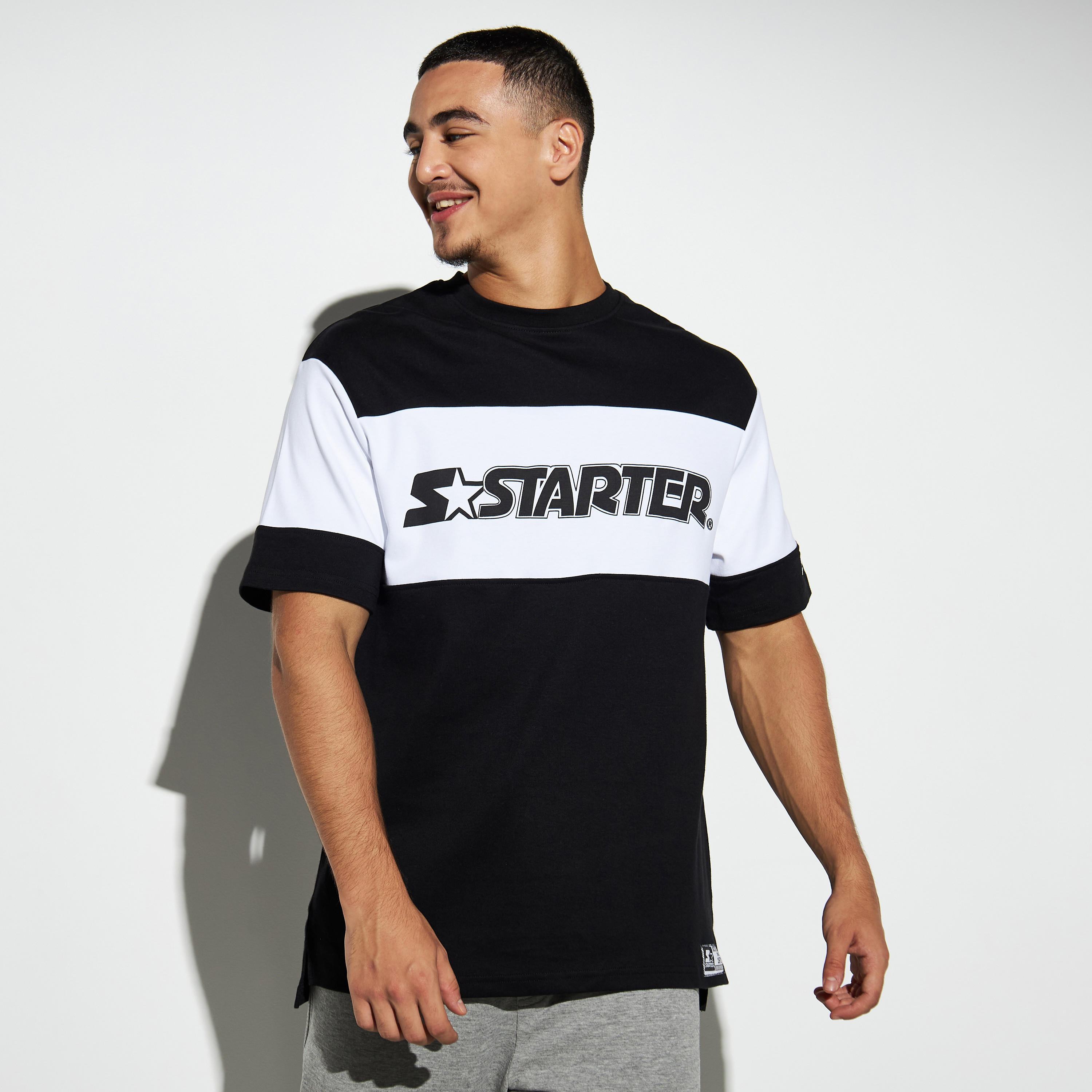 تيشيرت بقوالب ملونة وياقة ضيقة وأكمام قصيرة وطبعات-men-clothing-tshirtsandpolos-tshirts-image-1
