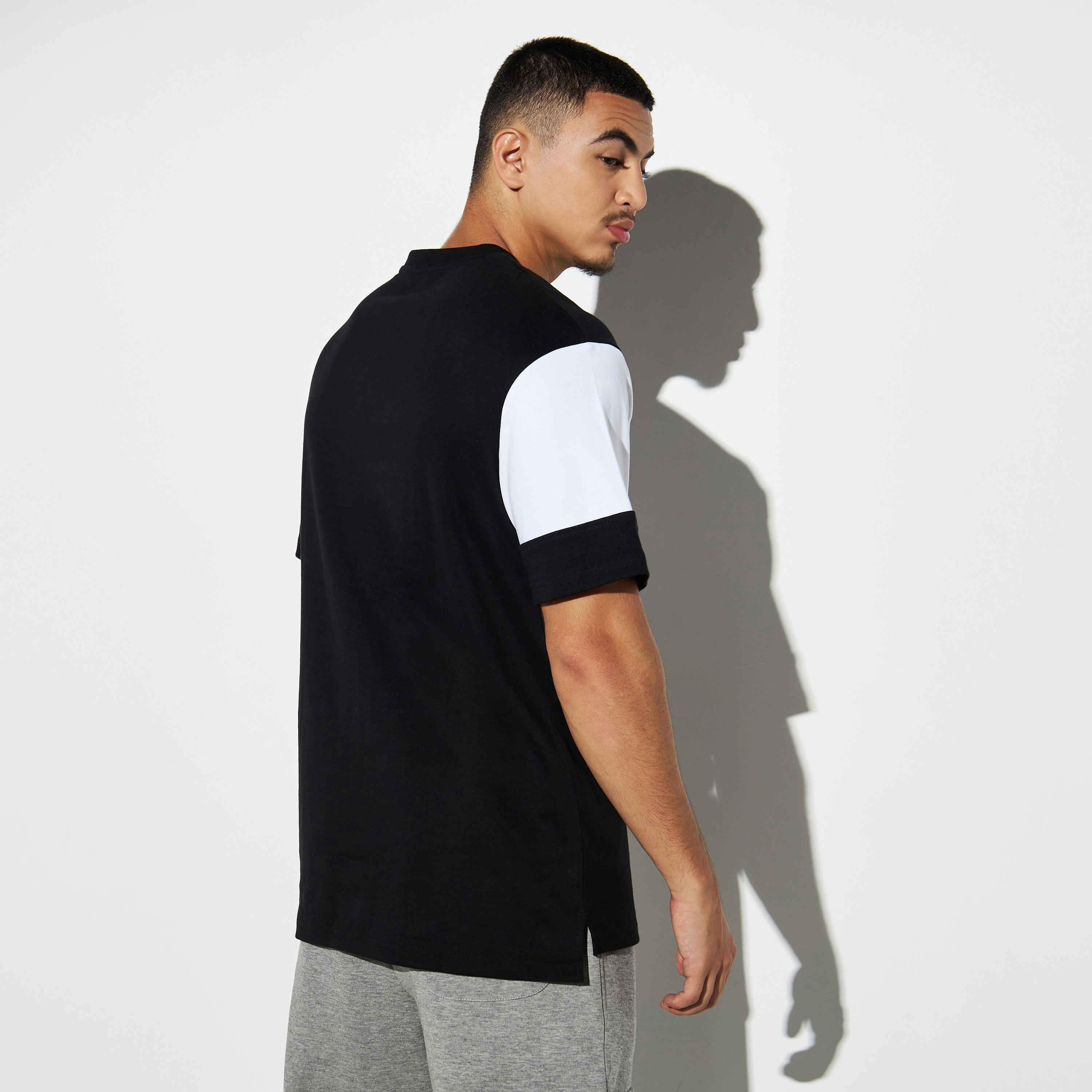 تيشيرت بقوالب ملونة وياقة ضيقة وأكمام قصيرة وطبعات-men-clothing-tshirtsandpolos-tshirts-image-3