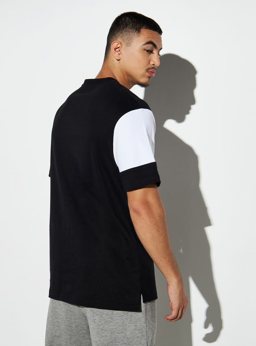 تيشيرت بقوالب ملونة وياقة ضيقة وأكمام قصيرة وطبعات-men-clothing-tshirtsandpolos-tshirts-image-3