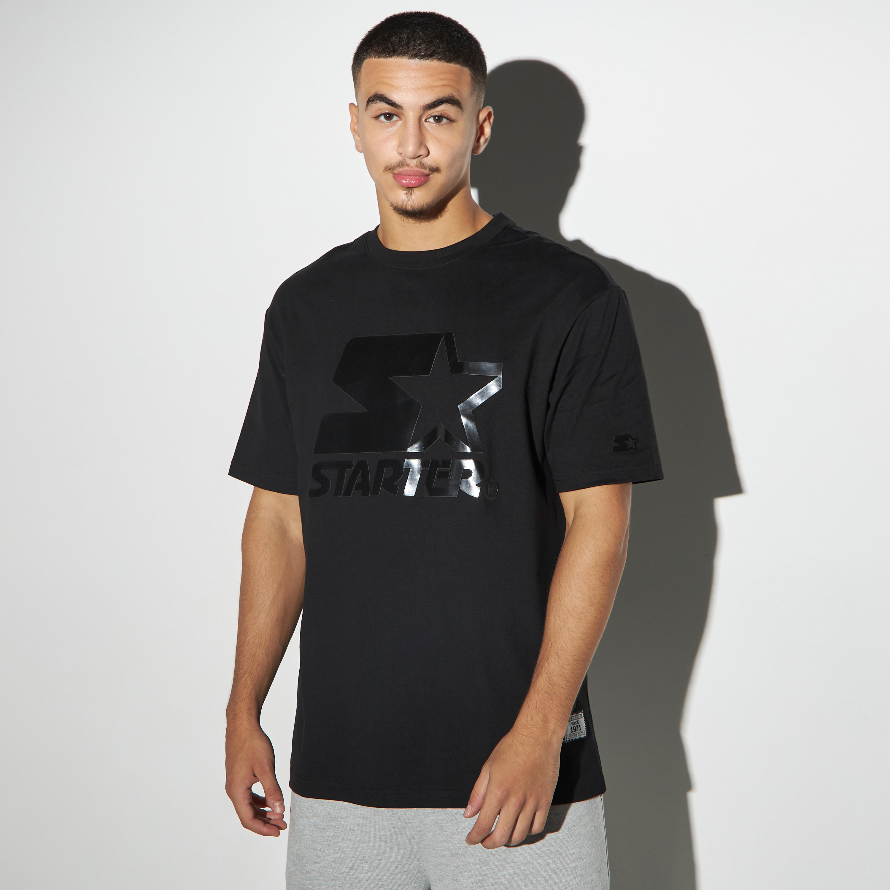 تيشيرت بياقة ضيقة وأكمام قصيرة وطبعات-men-clothing-tshirtsandpolos-tshirts-image-1