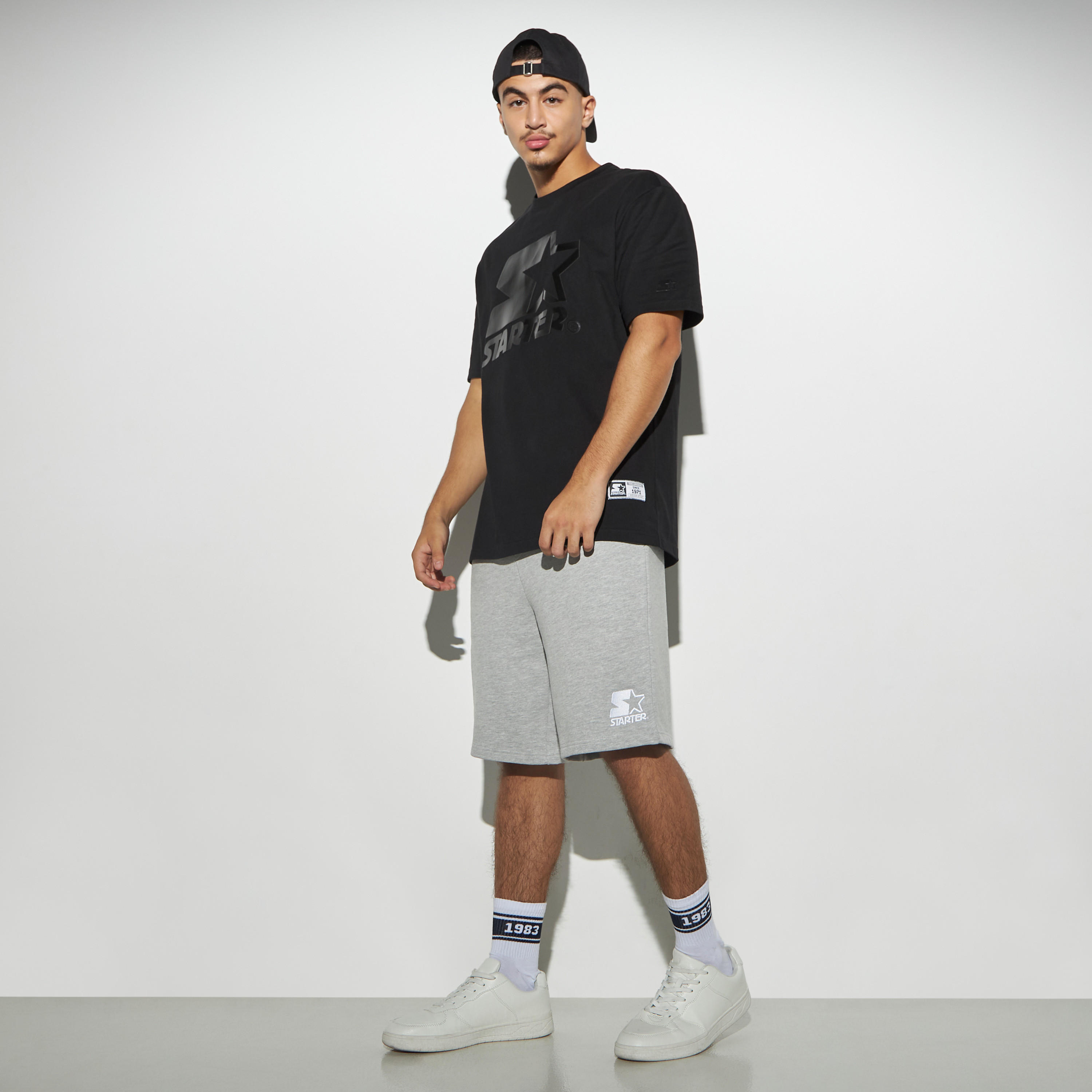 تيشيرت بياقة ضيقة وأكمام قصيرة وطبعات-men-clothing-tshirtsandpolos-tshirts-image-2