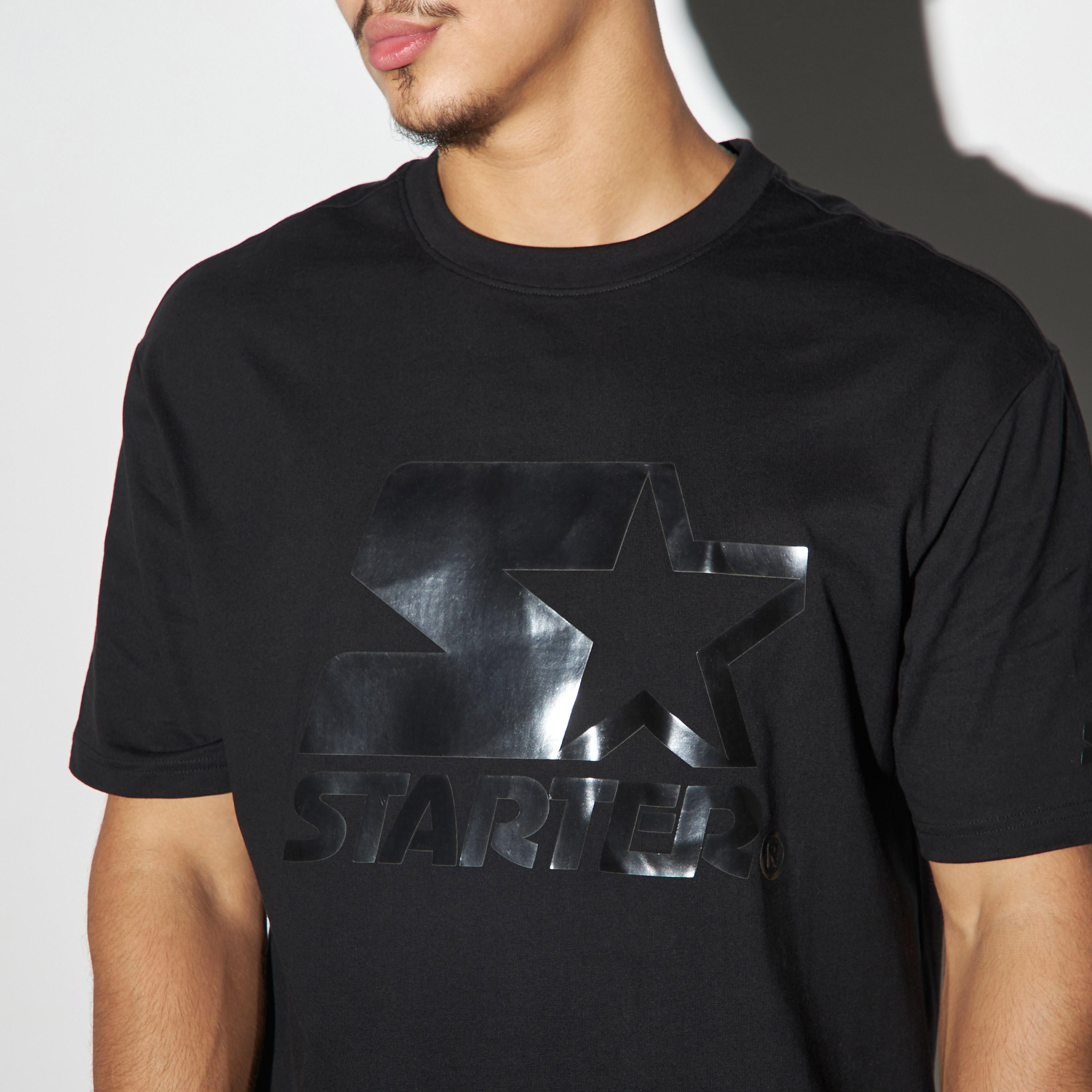 تيشيرت بياقة ضيقة وأكمام قصيرة وطبعات-men-clothing-tshirtsandpolos-tshirts-image-4