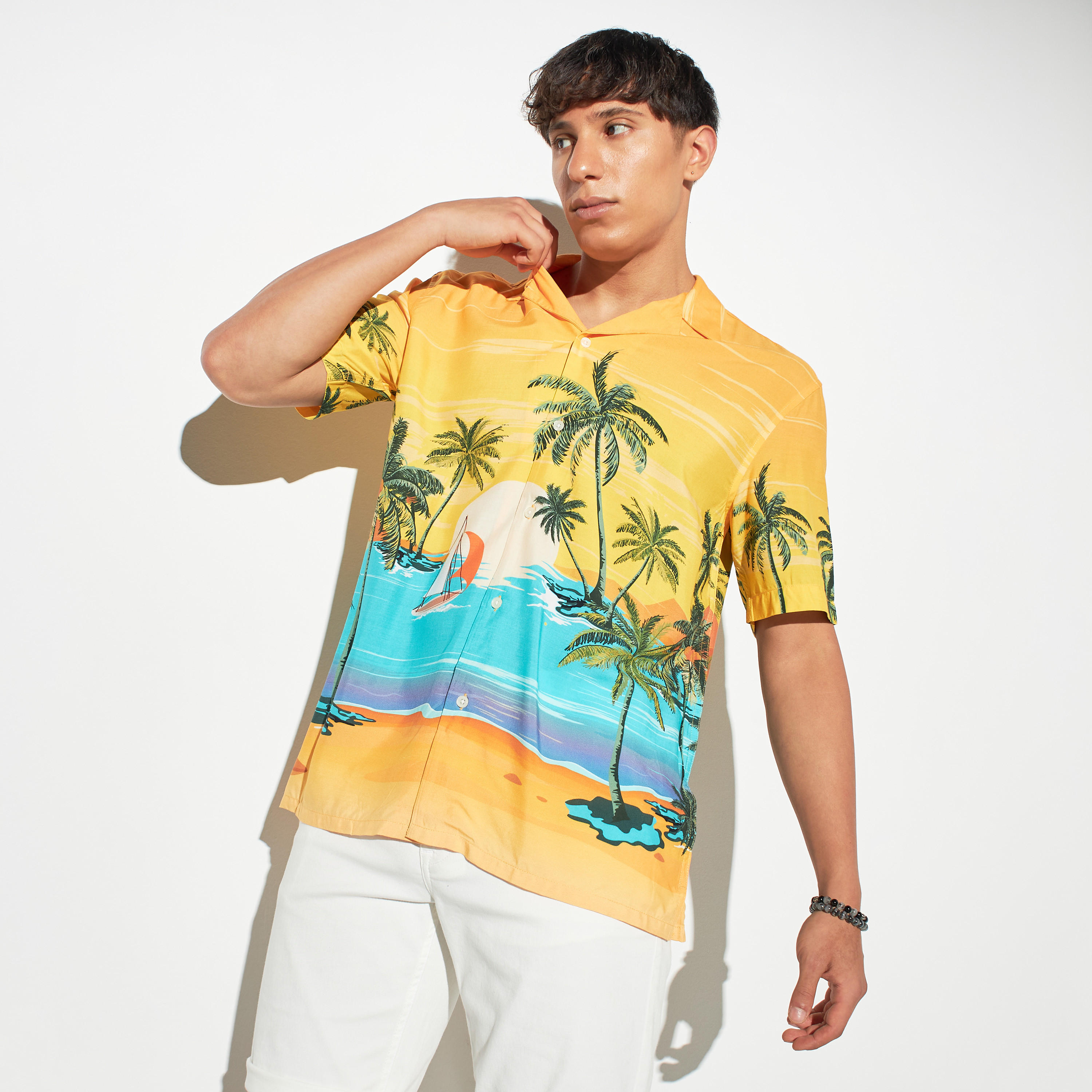 قميص بياقة كامب وأكمام قصيرة وطبعات-men-clothing-shirts-image-1
