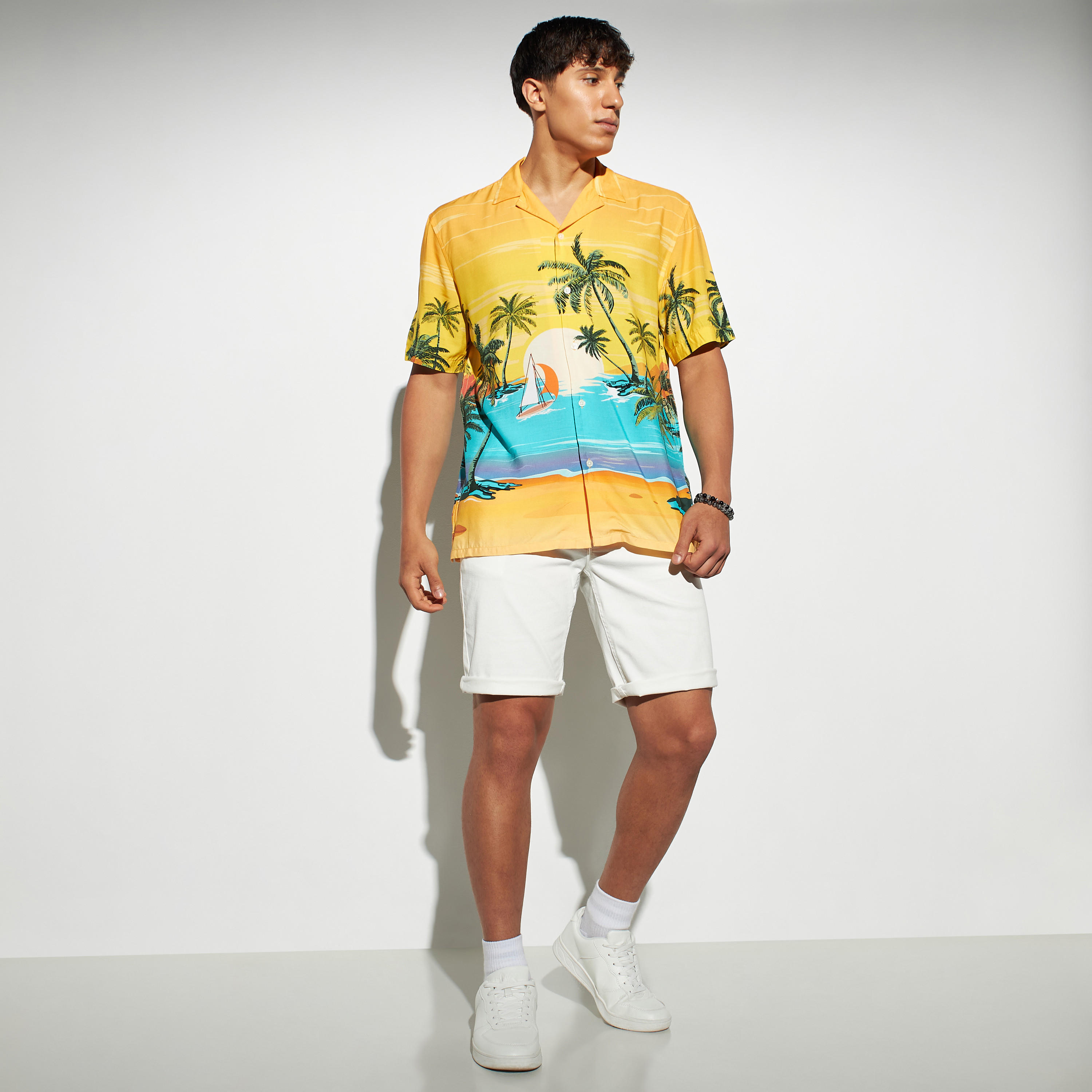 قميص بياقة كامب وأكمام قصيرة وطبعات-men-clothing-shirts-image-2