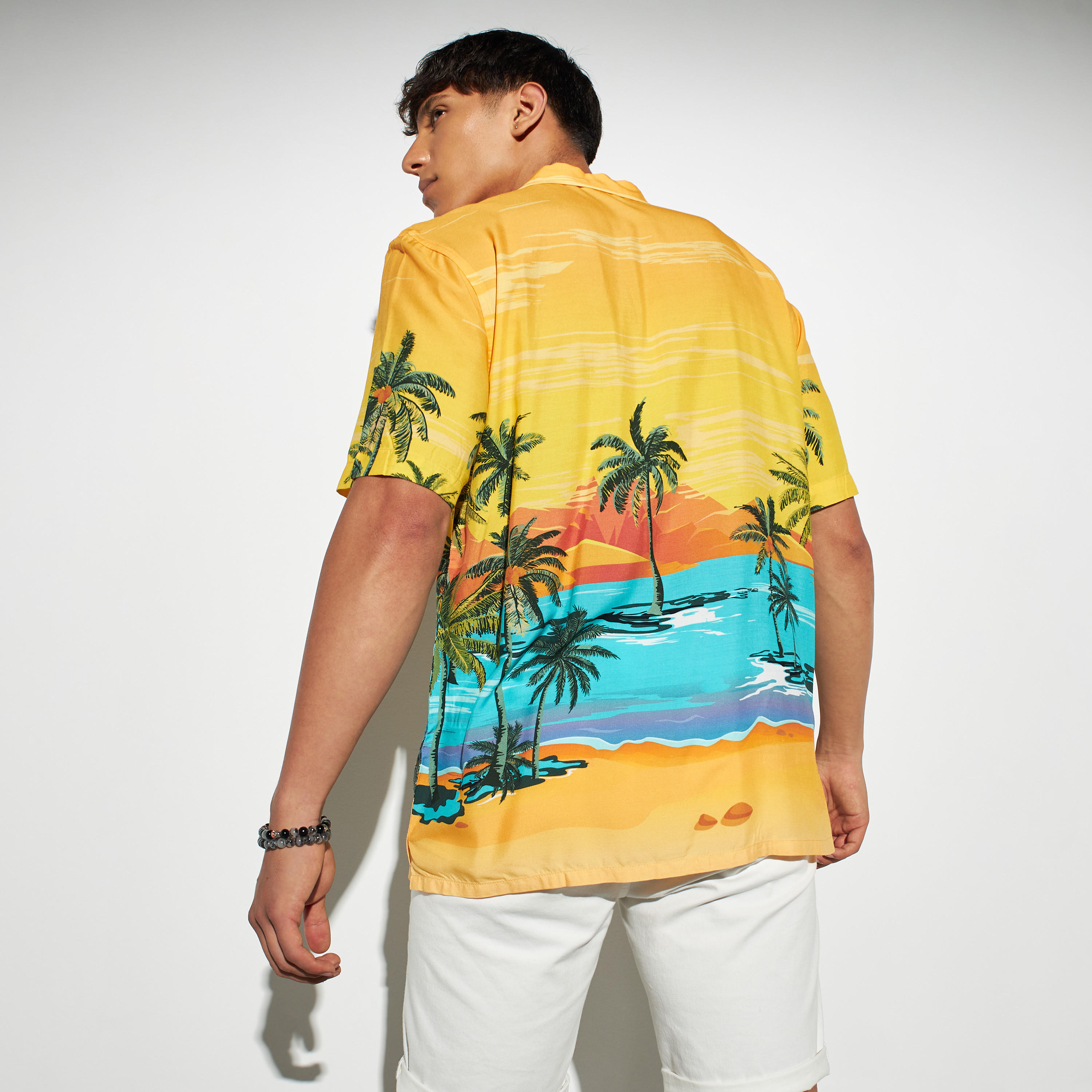 قميص بياقة كامب وأكمام قصيرة وطبعات-men-clothing-shirts-image-4