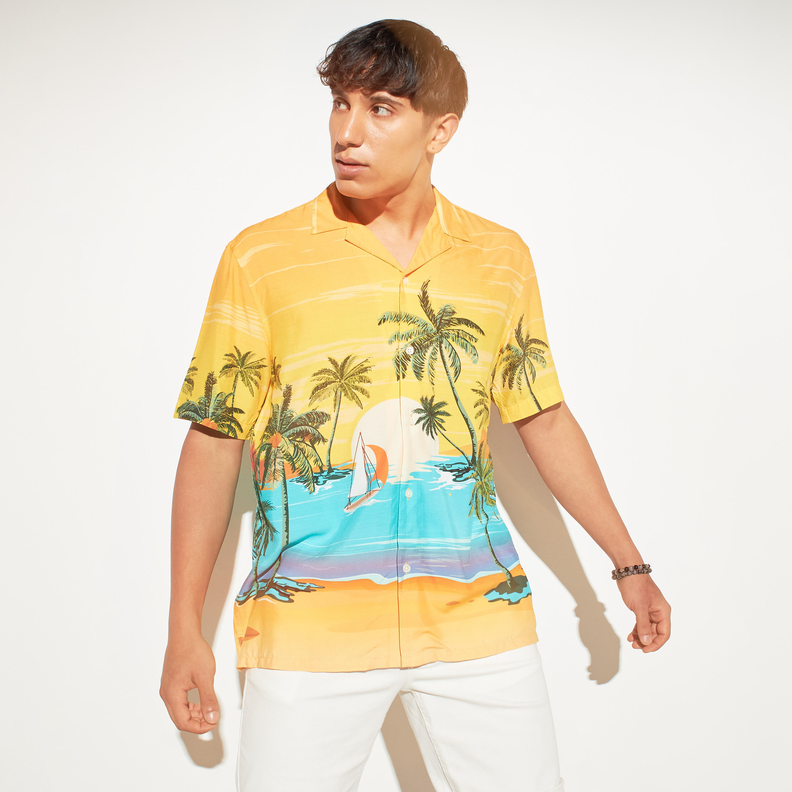 قميص بياقة كامب وأكمام قصيرة وطبعات-men-clothing-shirts-image-5
