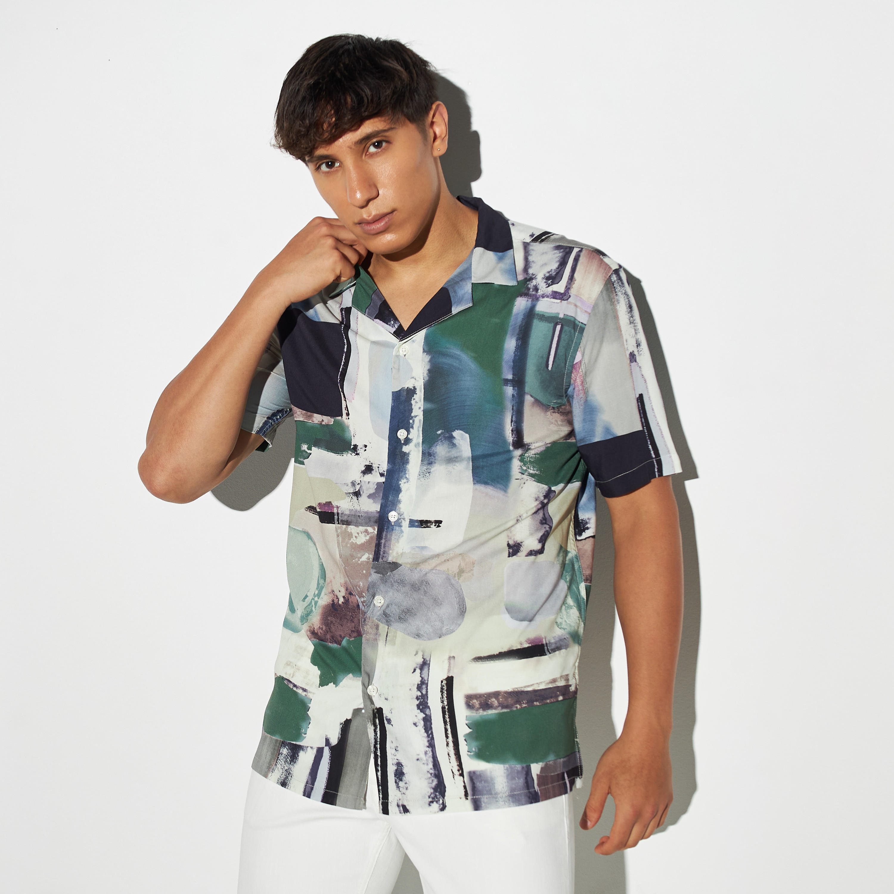 قميص بطبعات بياقة كامب وأكمام قصيرة-men-clothing-shirts-image-1