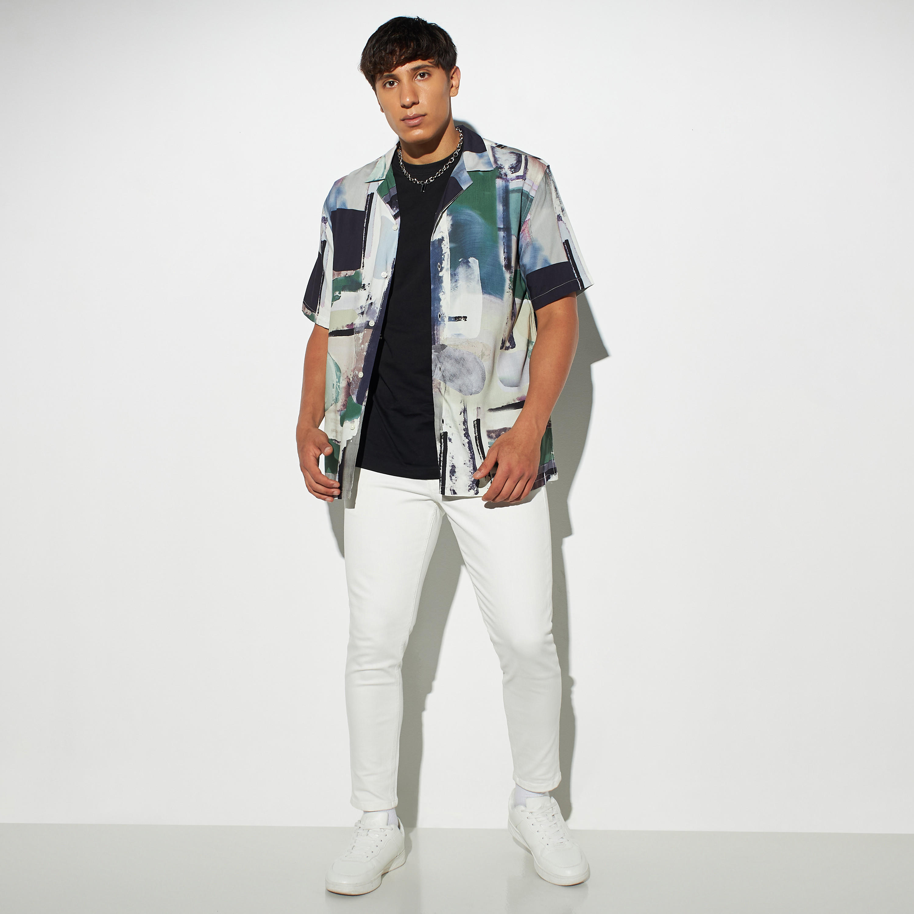 قميص بطبعات بياقة كامب وأكمام قصيرة-men-clothing-shirts-image-2