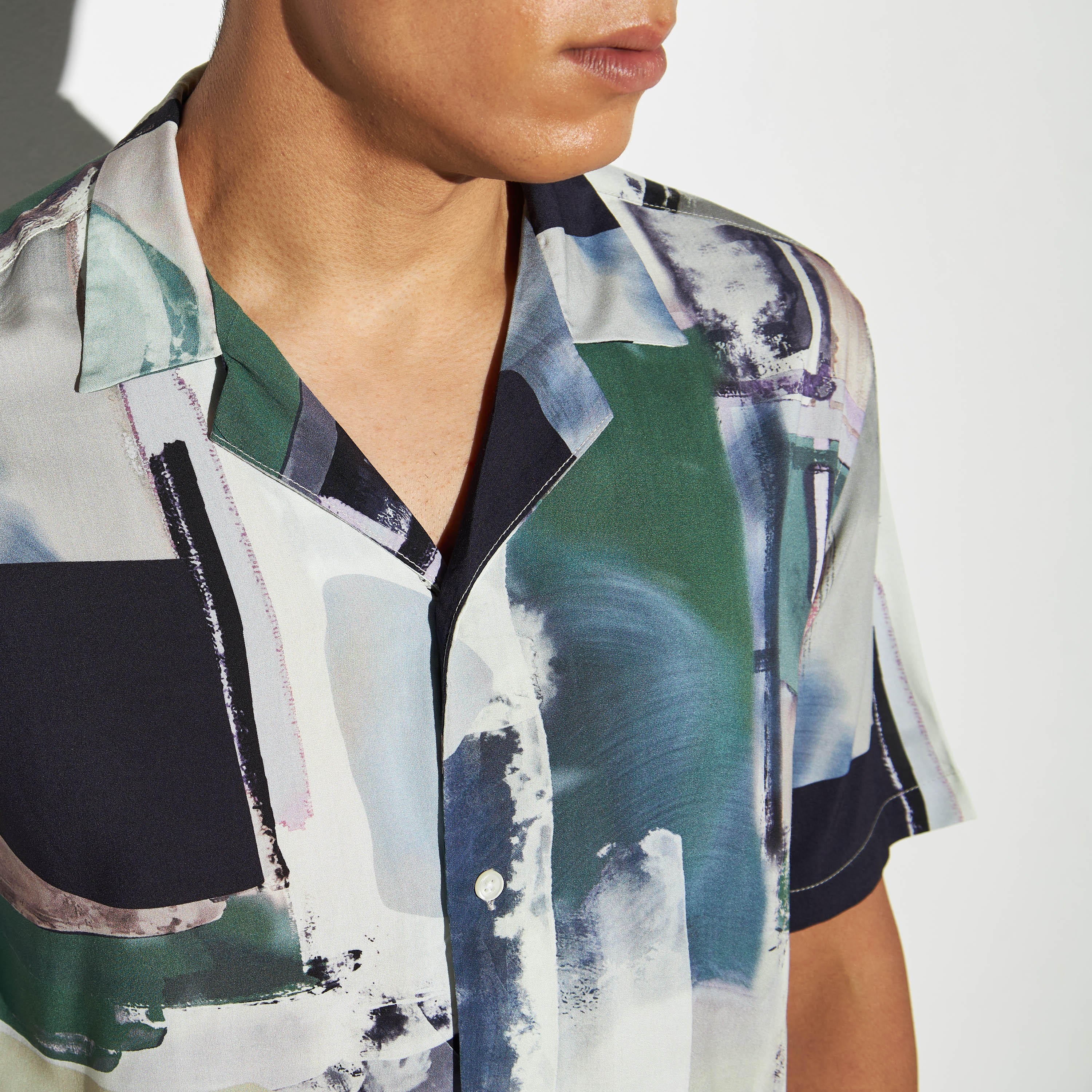 قميص بطبعات بياقة كامب وأكمام قصيرة-men-clothing-shirts-image-3