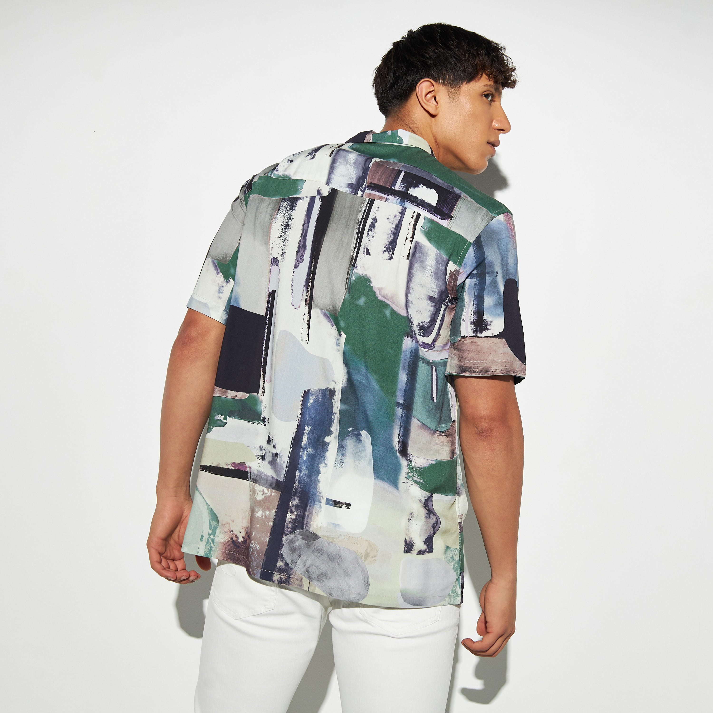 قميص بطبعات بياقة كامب وأكمام قصيرة-men-clothing-shirts-image-4
