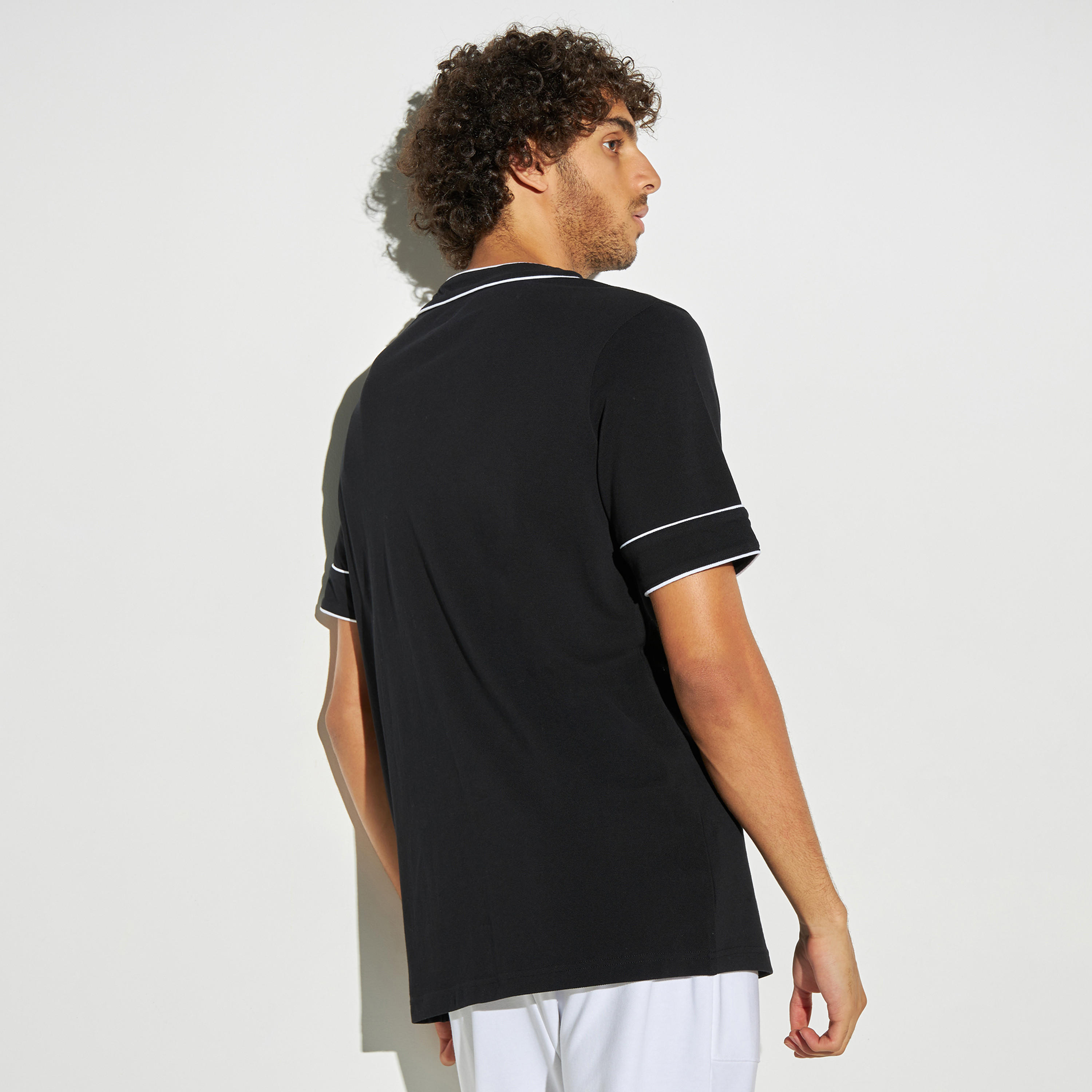 قميص بيسبول مطرز بياقة V وأكمام قصيرة-men-clothing-shirts-image-4